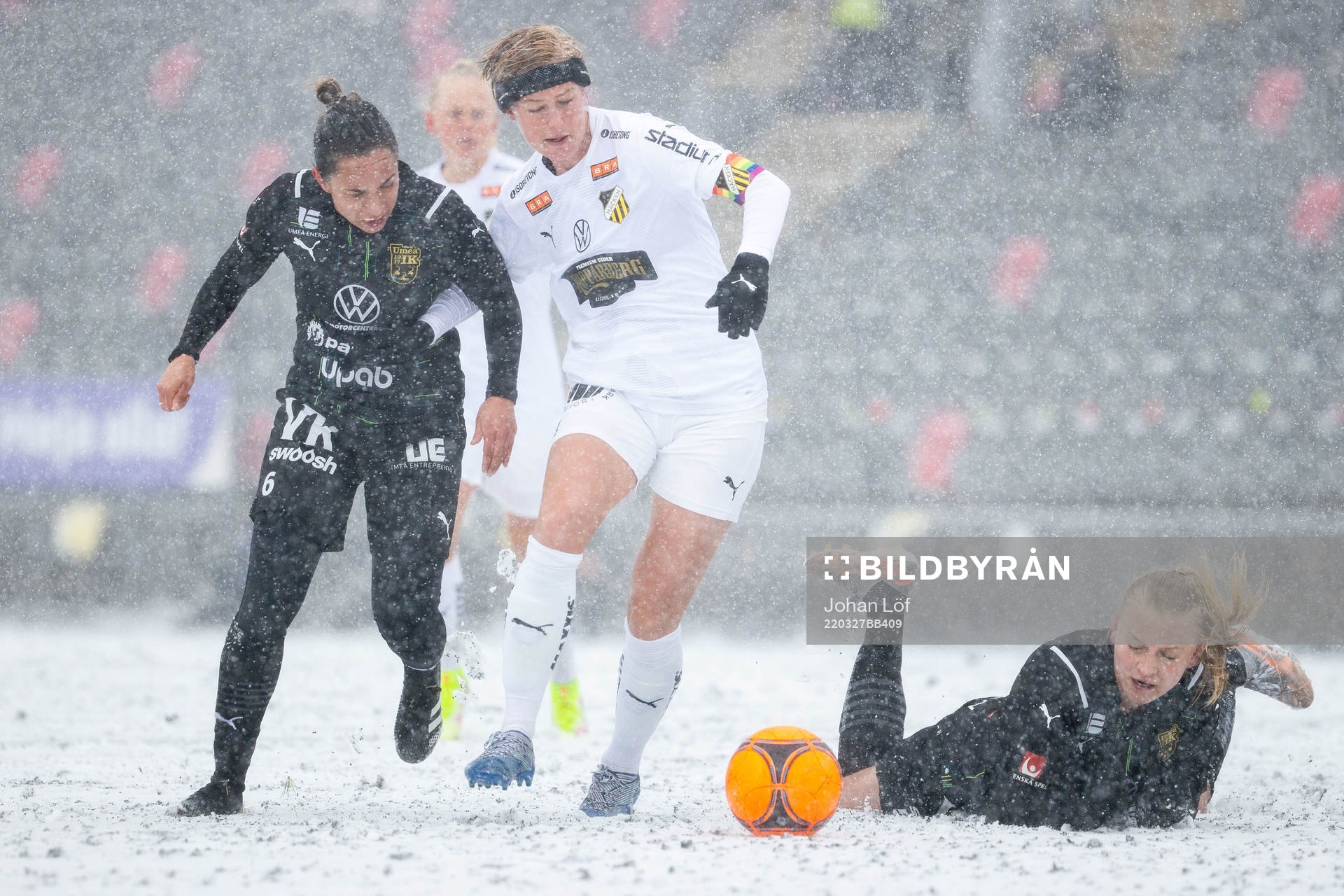 Umeås Briana Campos och Häckens Luna Nørgaard Gevitz under fotbollsmatchen i Damallsvenskan mellan Umeå och Häcken den 27 mars 2022 i Umeå. 