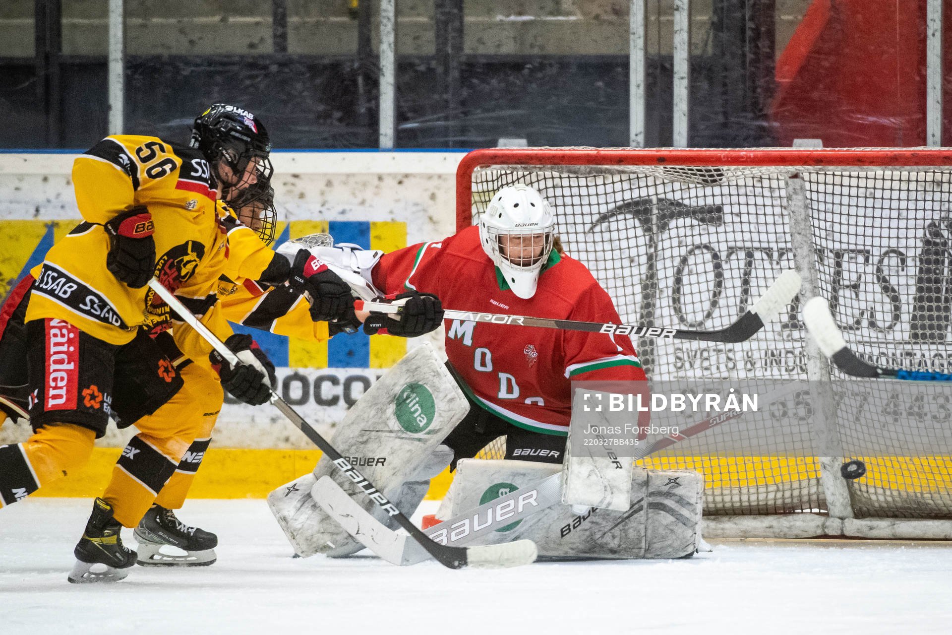 Luleås Klara Kenttälä och Modos målvakt Lisa Jönsson