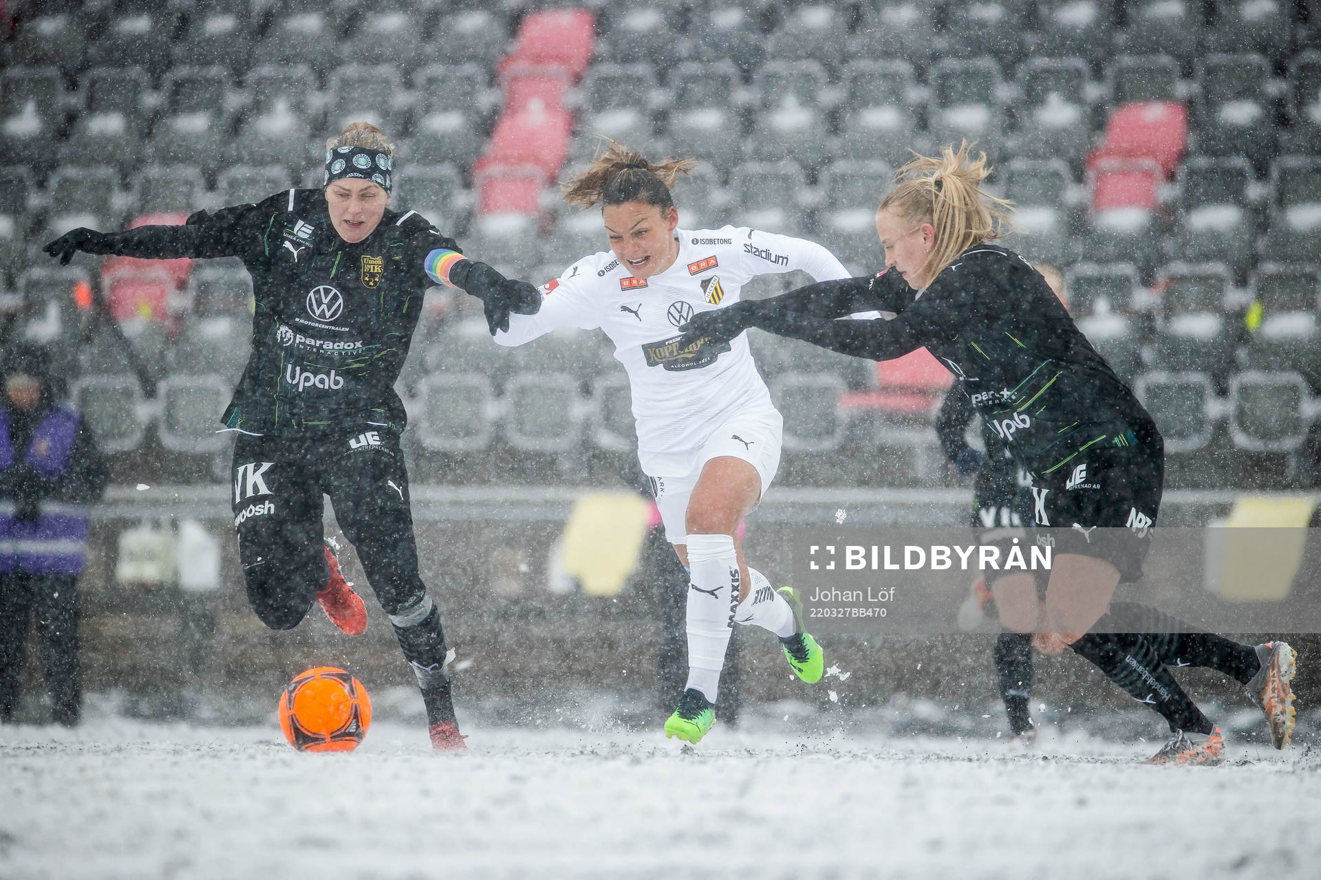 Umeås Wilma Carlsson och Lisa Dahlkvist och Häckens Johanna Rytting Kaneryd under fotbollsmatchen i Damallsvenskan mellan Umeå och Häcken den 27 mars 2022 i Umeå.