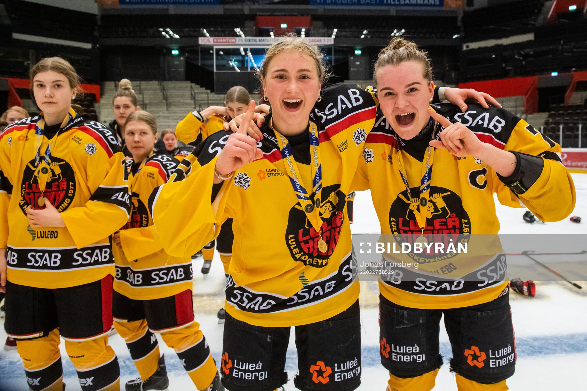 Luleås Klara Kenttälä och Tilde Sjödin  jublar