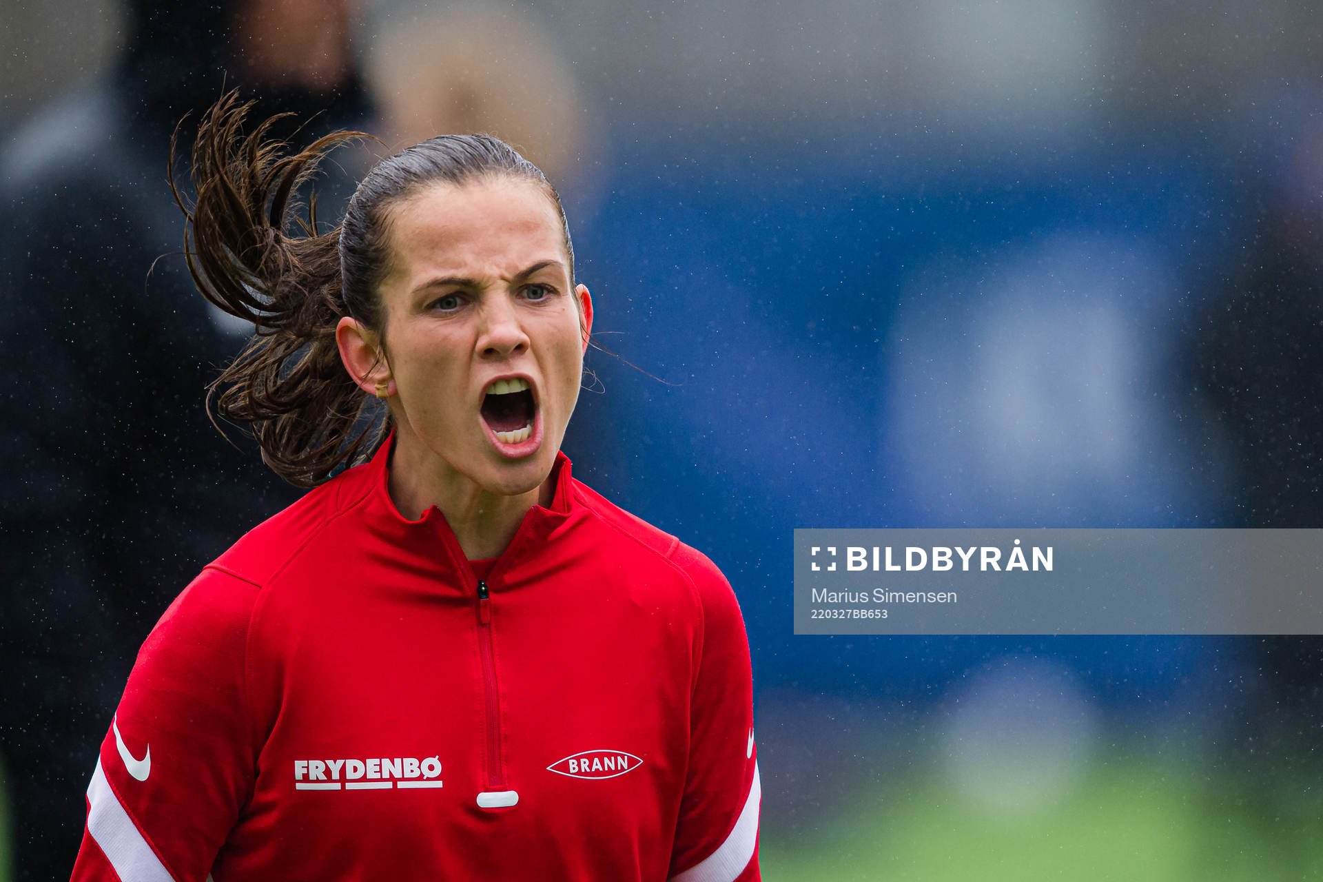 Tuva Hansen of Brann warms up