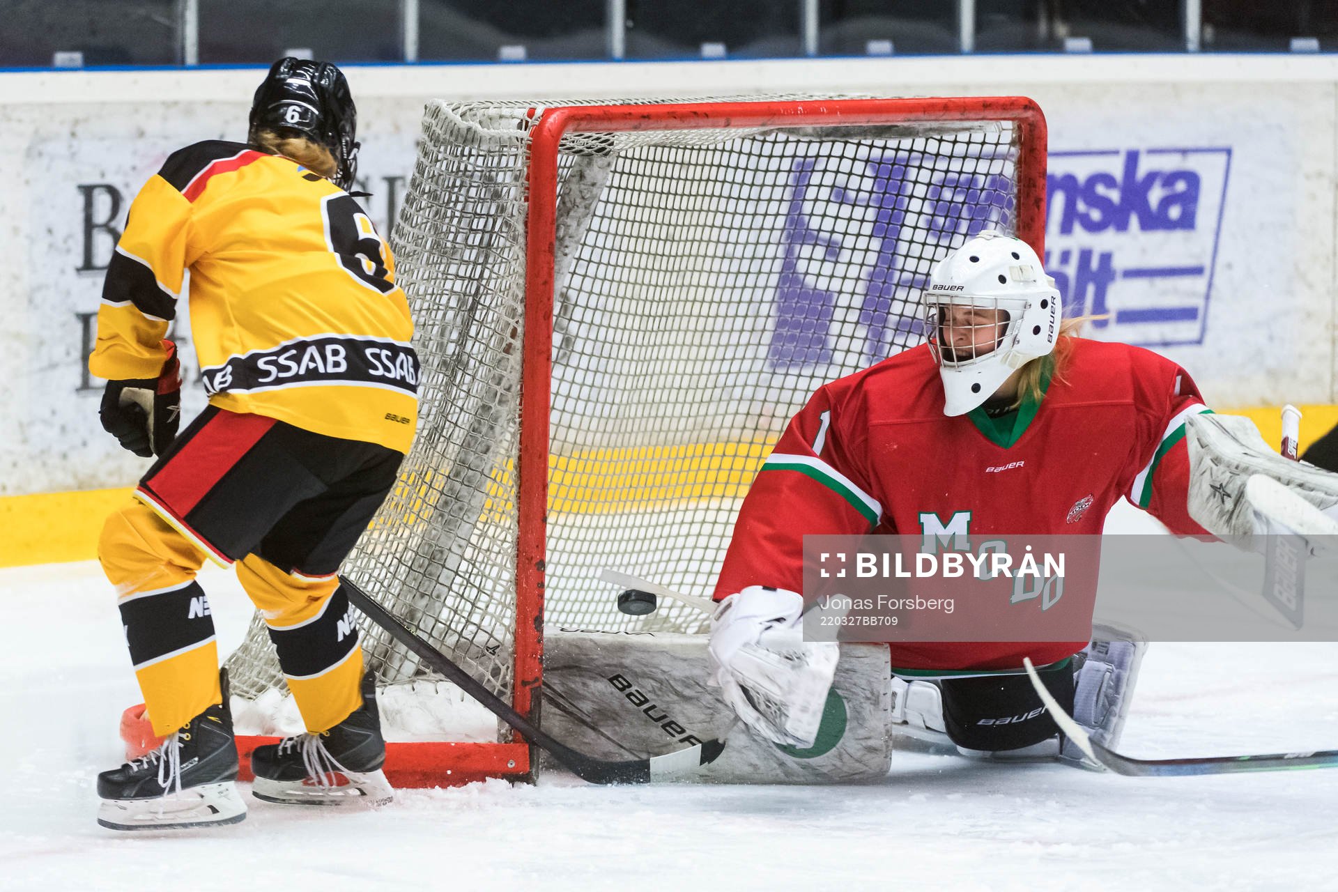 Luleås Engla Rankvist gör 0-2 målet bakom Modos målvakt