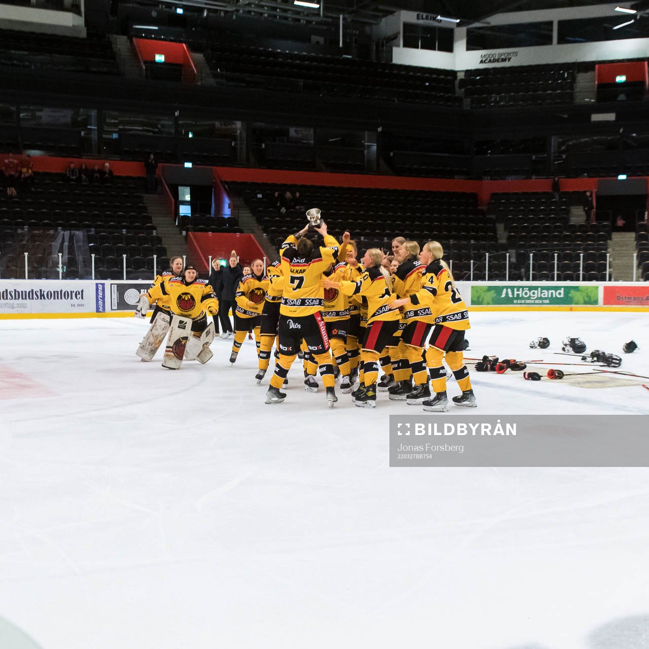 Luleås spelare jublar med pokalen