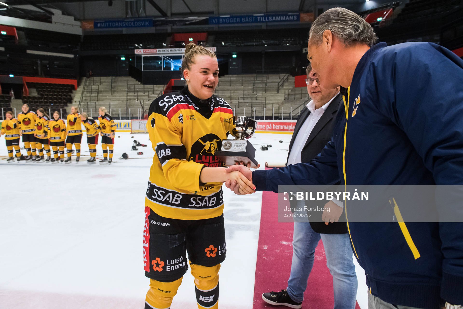 Luleås Tilde Sjödin tar emot pokalen