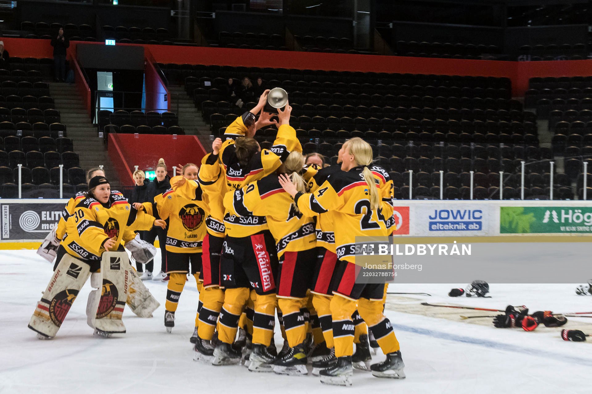 Luleås spelare jublar med pokalen