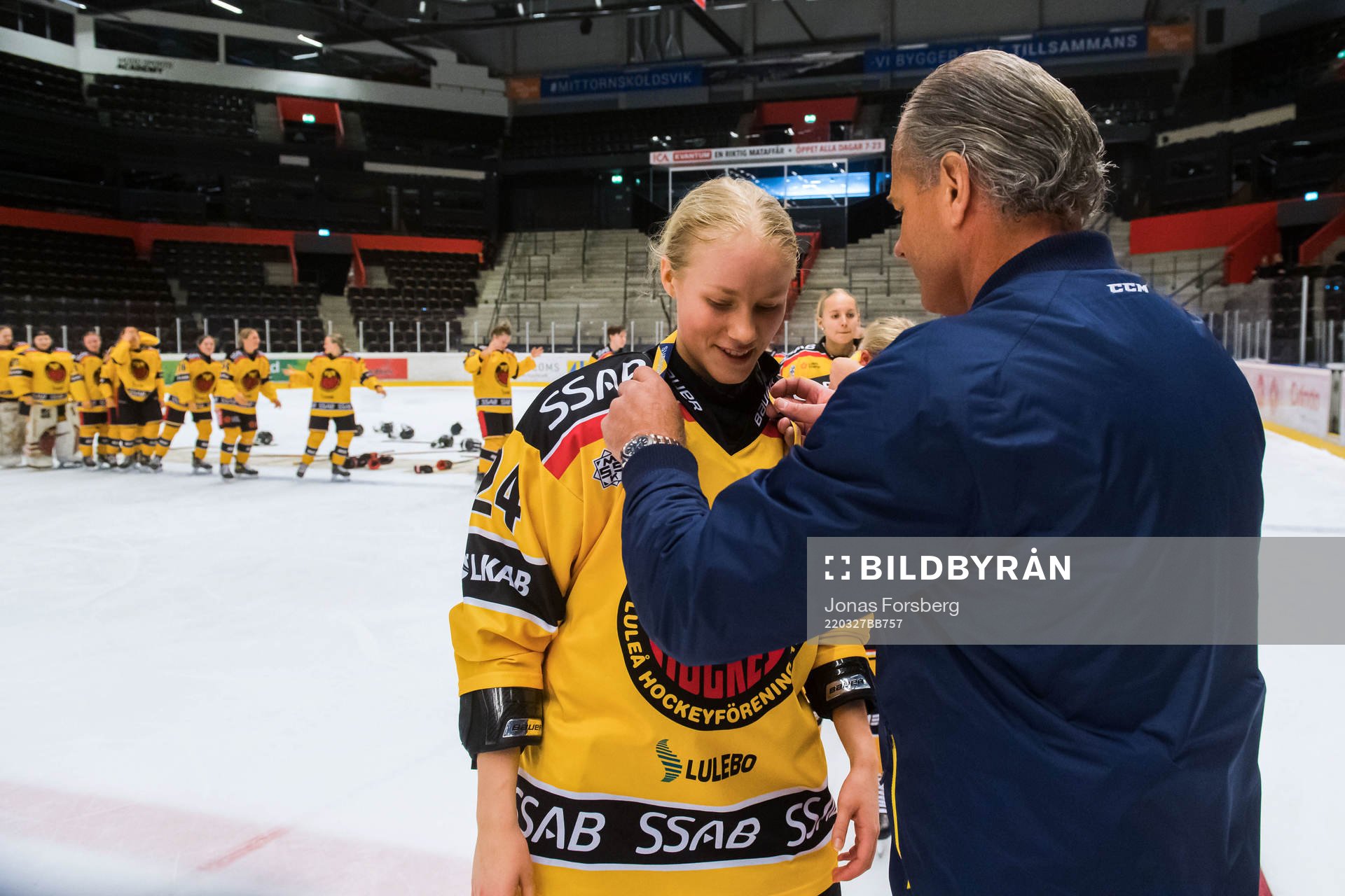 Luleås Ella Bergström tar emot guld medaljen
