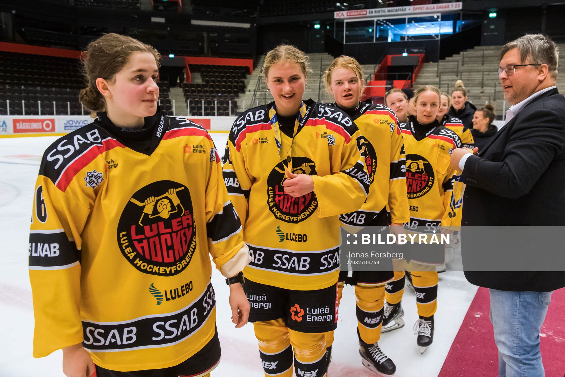 Luleå spelarna tar emot guld medaljen