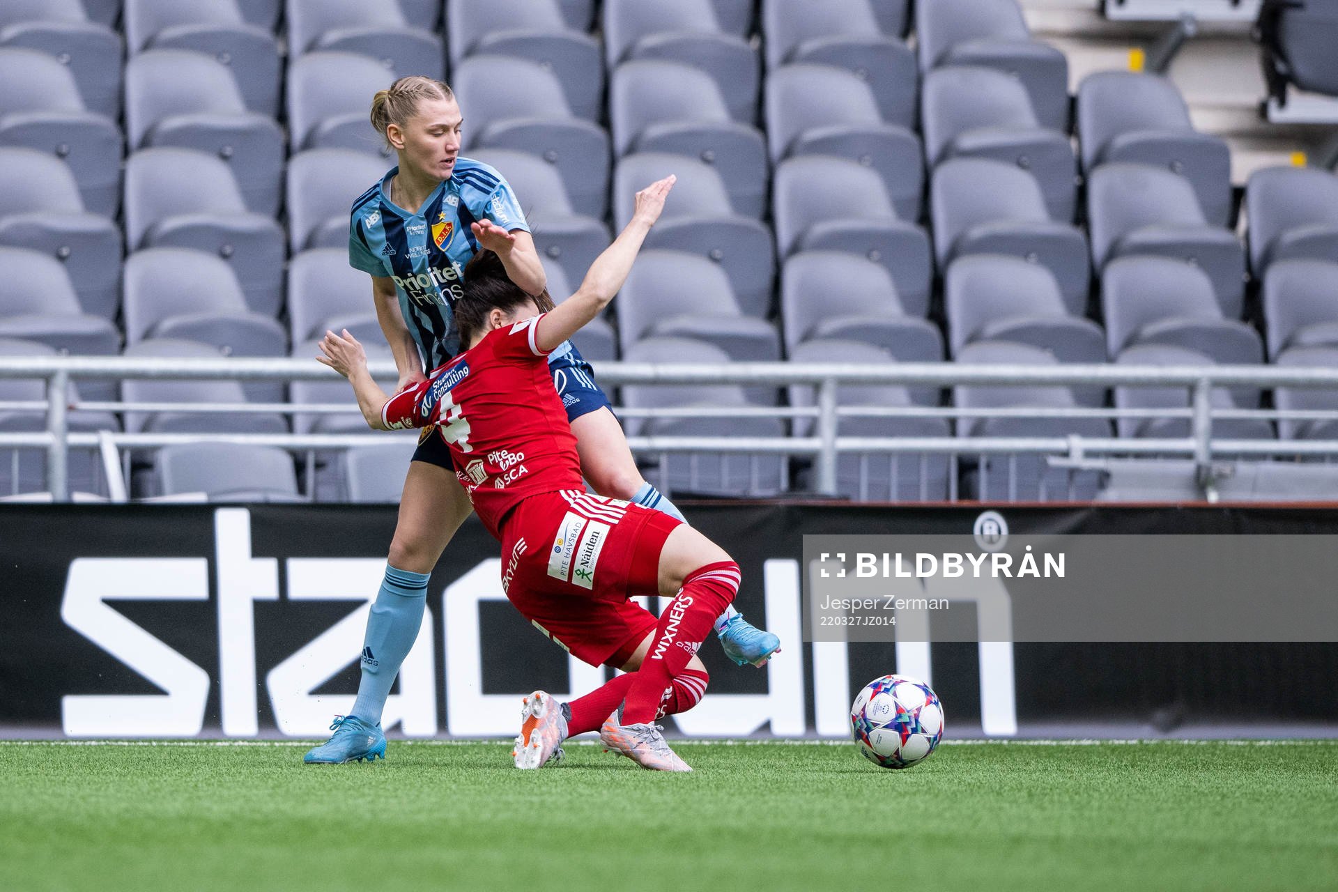 Djurgårdens Sara Olai och Piteås Josefin Johansson