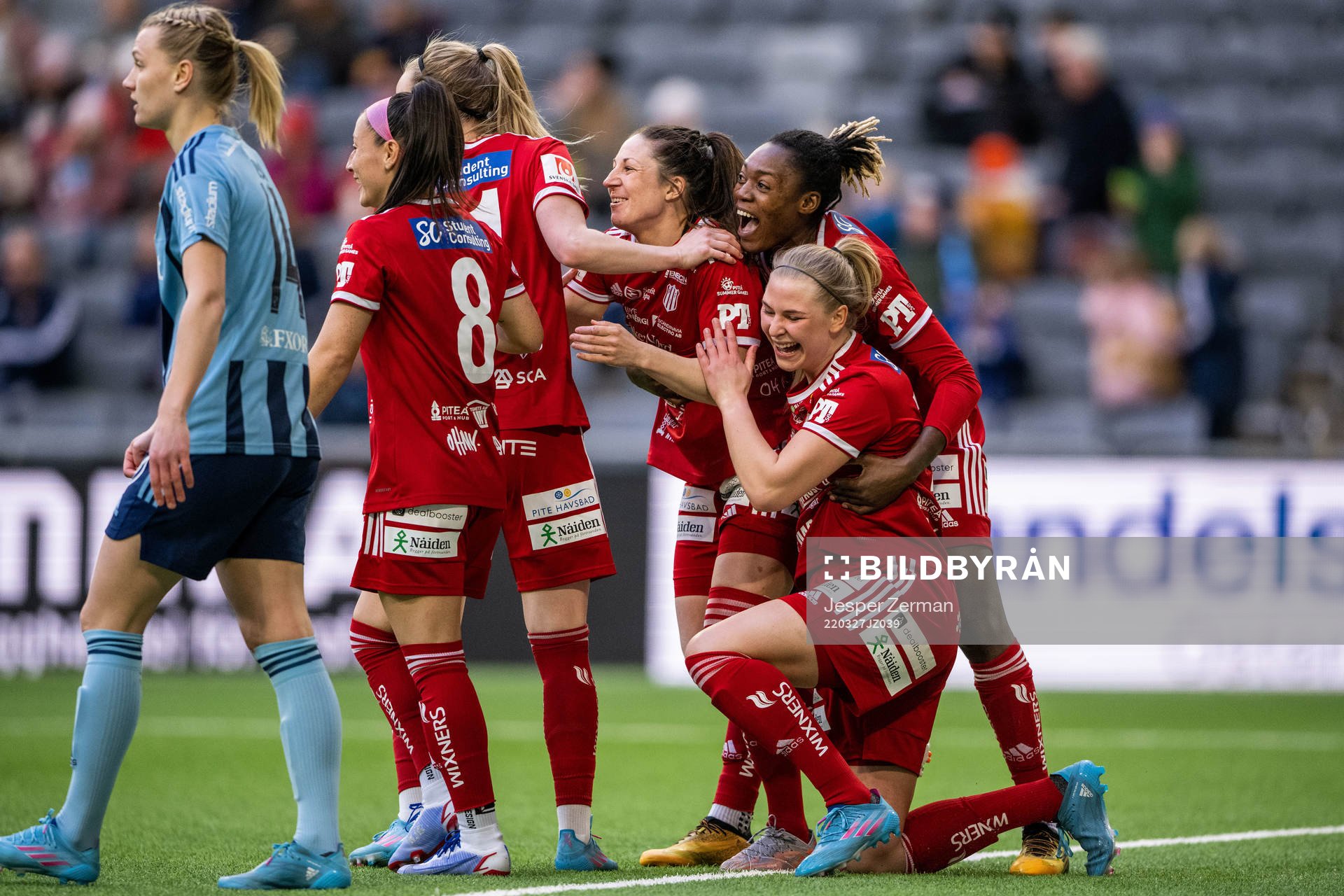 Piteås Josefin Johansson jublar med lagkamrater efter 0-4 under fotbollsmatchen i Damallsvenskan mellan Djurgården och Piteå den 27 mars 2022 i Stockholm.