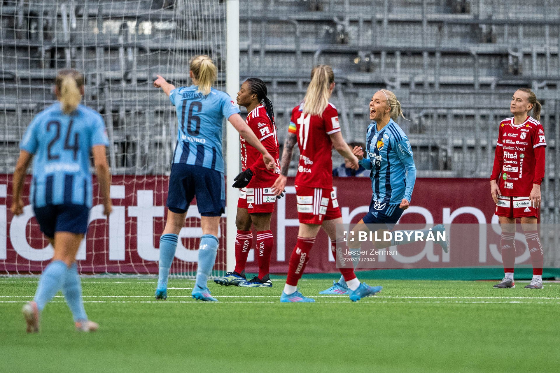 Djurgårdens Sara Lilja Vidlund jublar efter 1-4 under fotbollsmatchen i Damallsvenskan mellan Djurgården och Piteå den 27 mars 2022 i Stockholm.