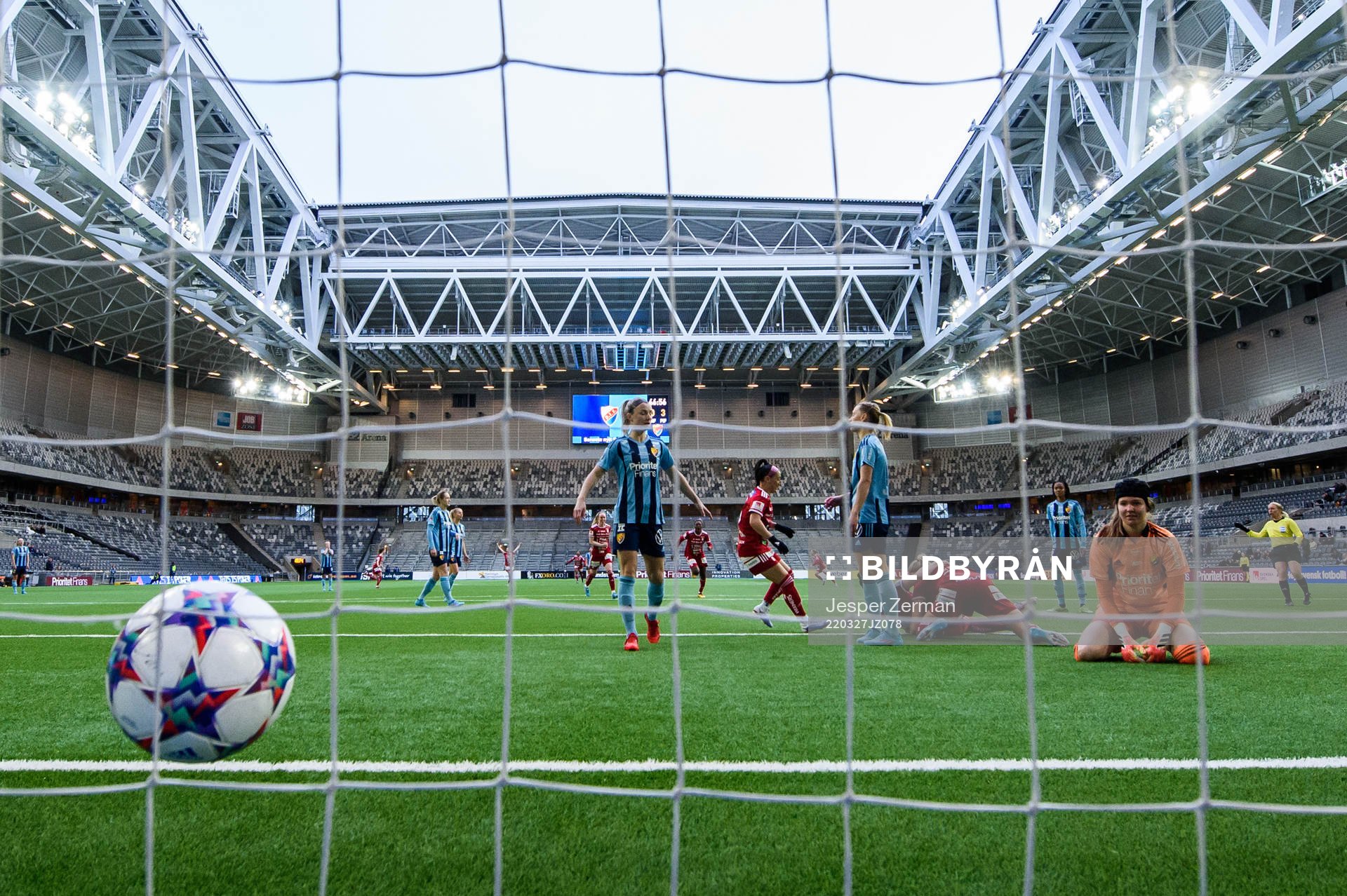 Djurgårdens målvakt Elvira Björklund (th) deppar