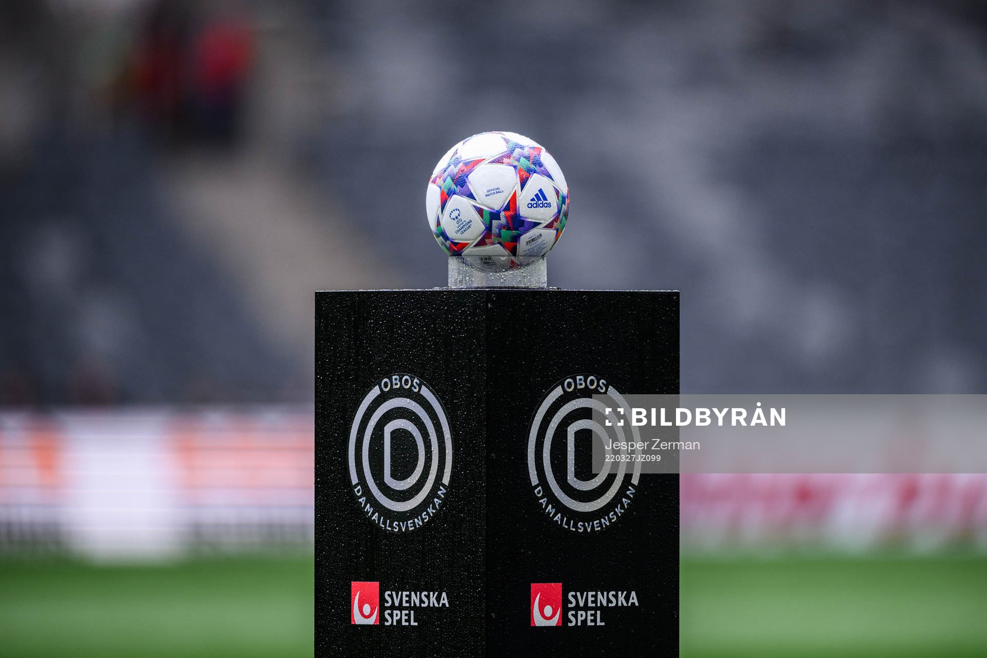 Matchbollen på ett podium med Obos Damallsvenskans logotyp på inför fotbollsmatchen i Damallsvenskan mellan Djurgården och Piteå den 27 mars 2022 i Stockholm.