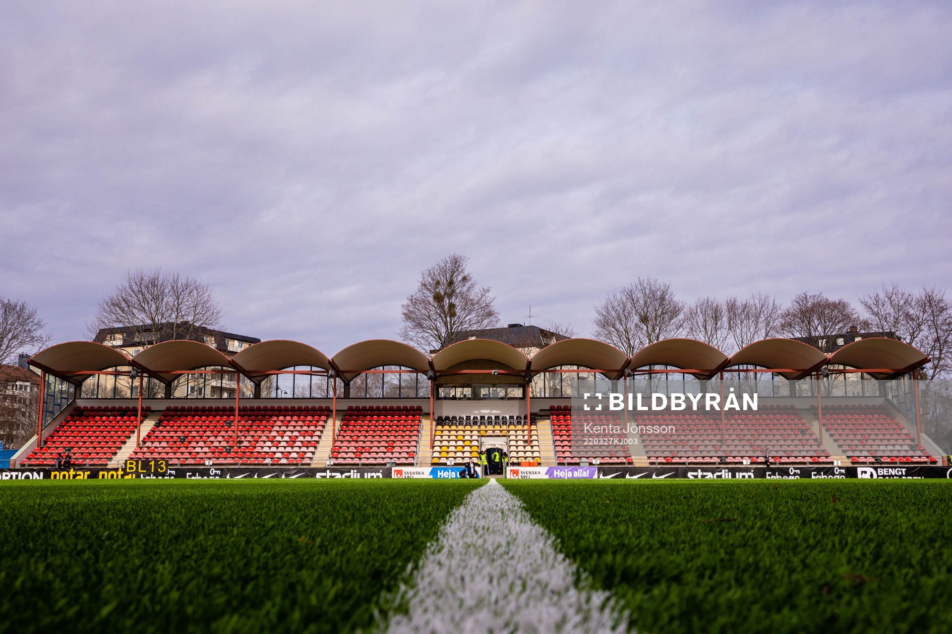 Huvudläktaren och konstgräs på Skytteholms IP inför under fotbollsmatchen i Damallsvenskan mellan AIK och Örebro den 27 mars 2022 i Stockholm. 