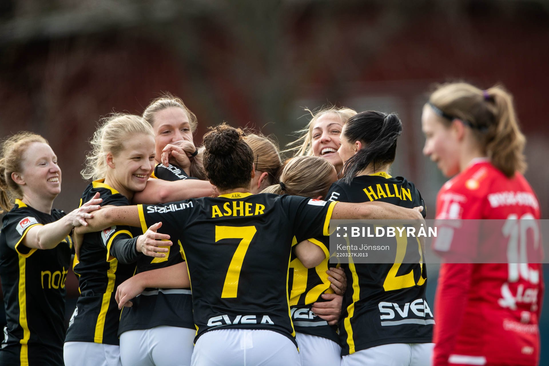 s Honoka Hayashi jublar med lagkamrater