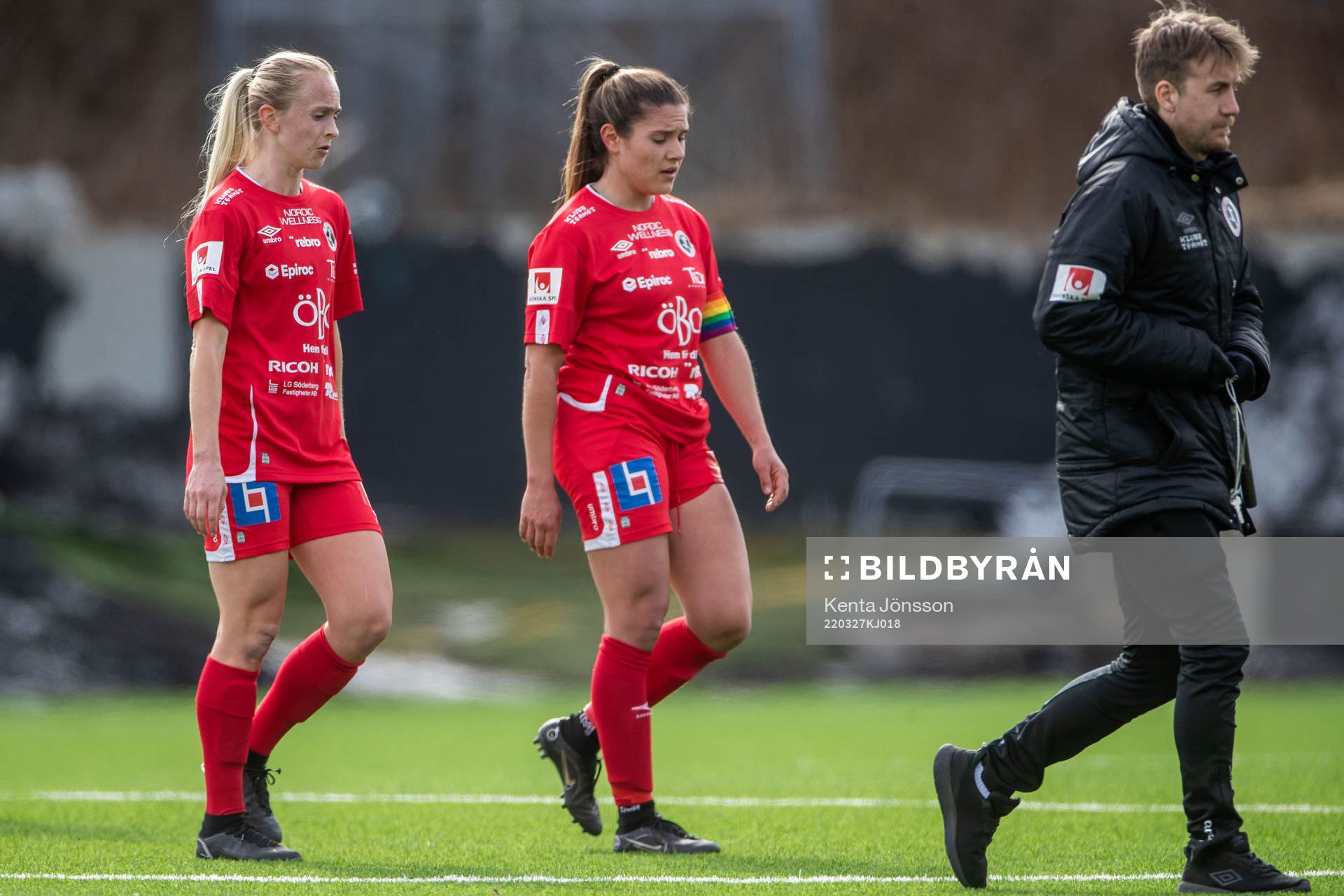 Örebros Michaela Kovacs och Carly Wickenheiser deppar