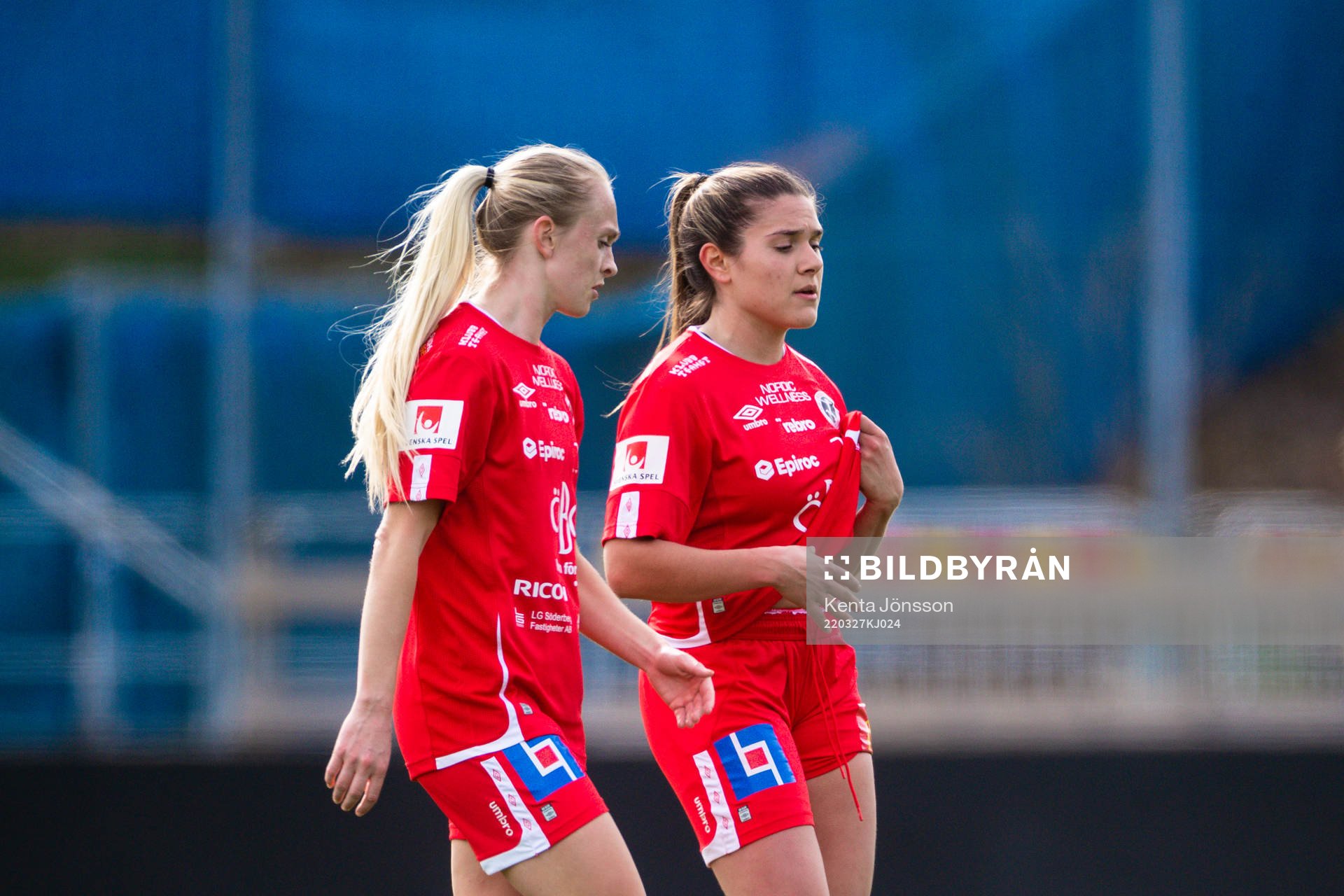 Örebros Michaela Kovacs och Carly Wickenheiser deppar