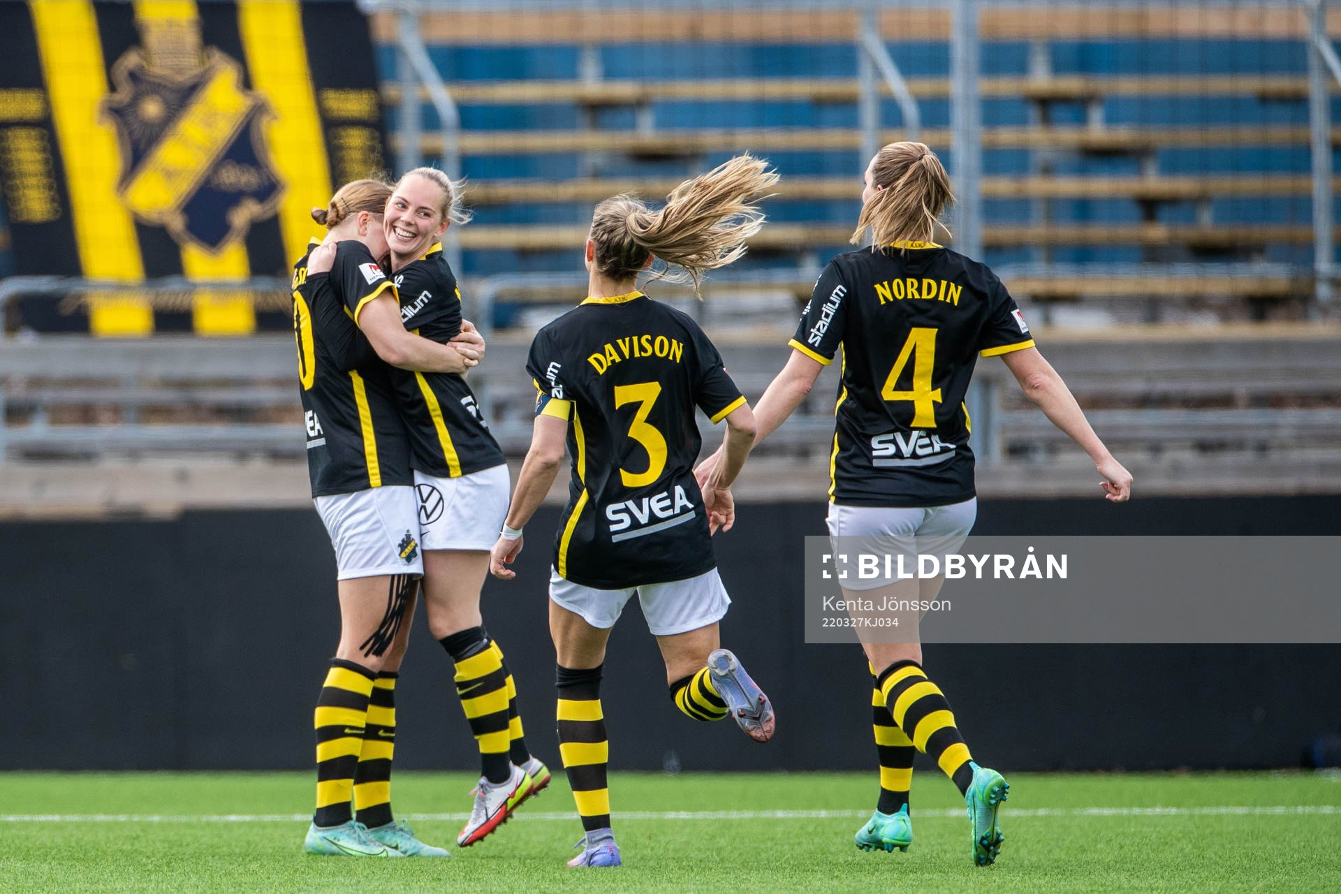 s Jenny Danielsson jublar med Agnes Nyberg, Hannah Davison