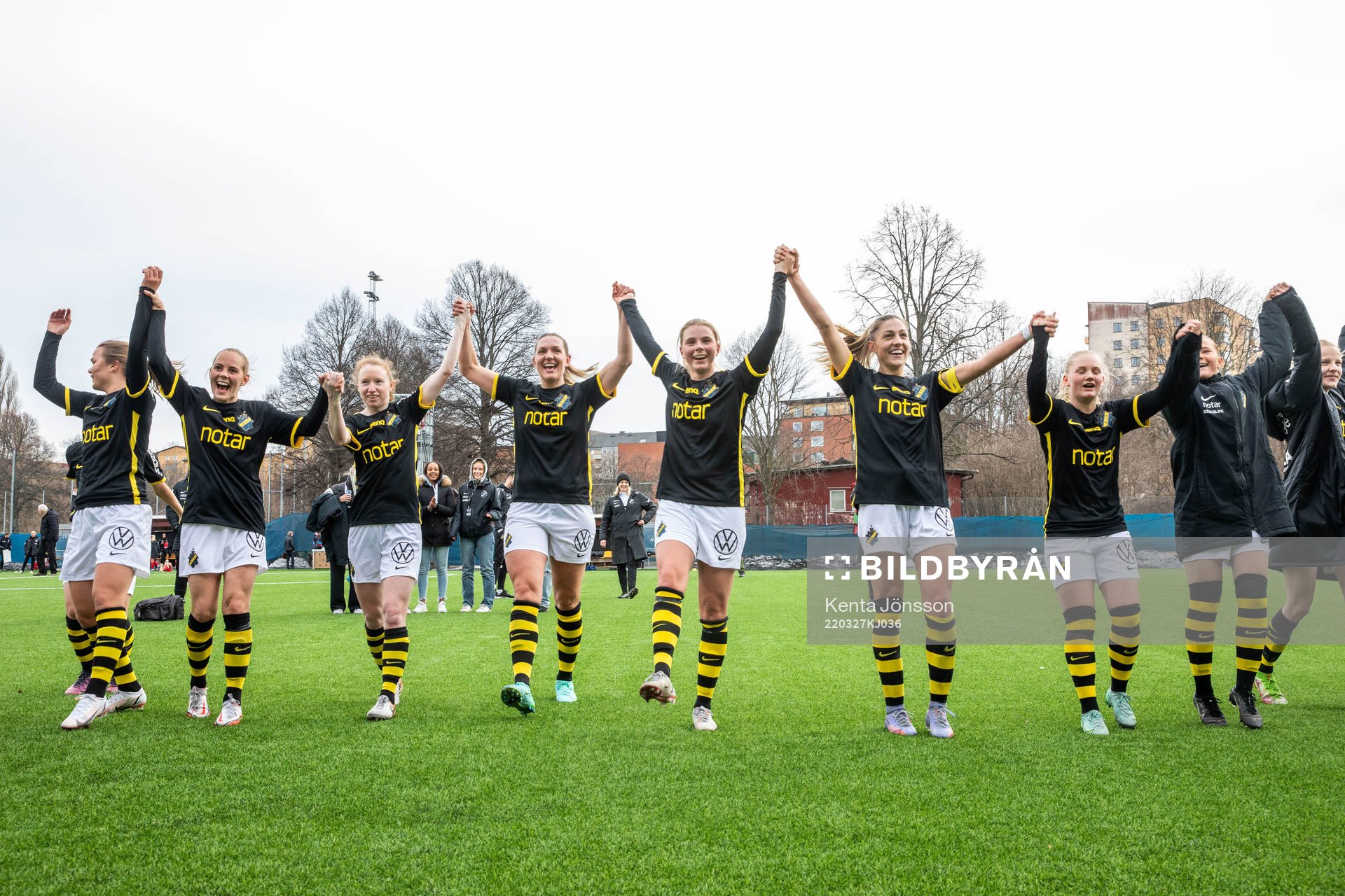 AIK:s Agnes Nyberg, Caroline Murray, Jennie Nordin, Emma Kimell, Hannah Davison och Emelie Jansson jublar efter fotbollsmatchen i Damallsvenskan mellan AIK och Örebro den 27 mars 2022 i Stockholm.