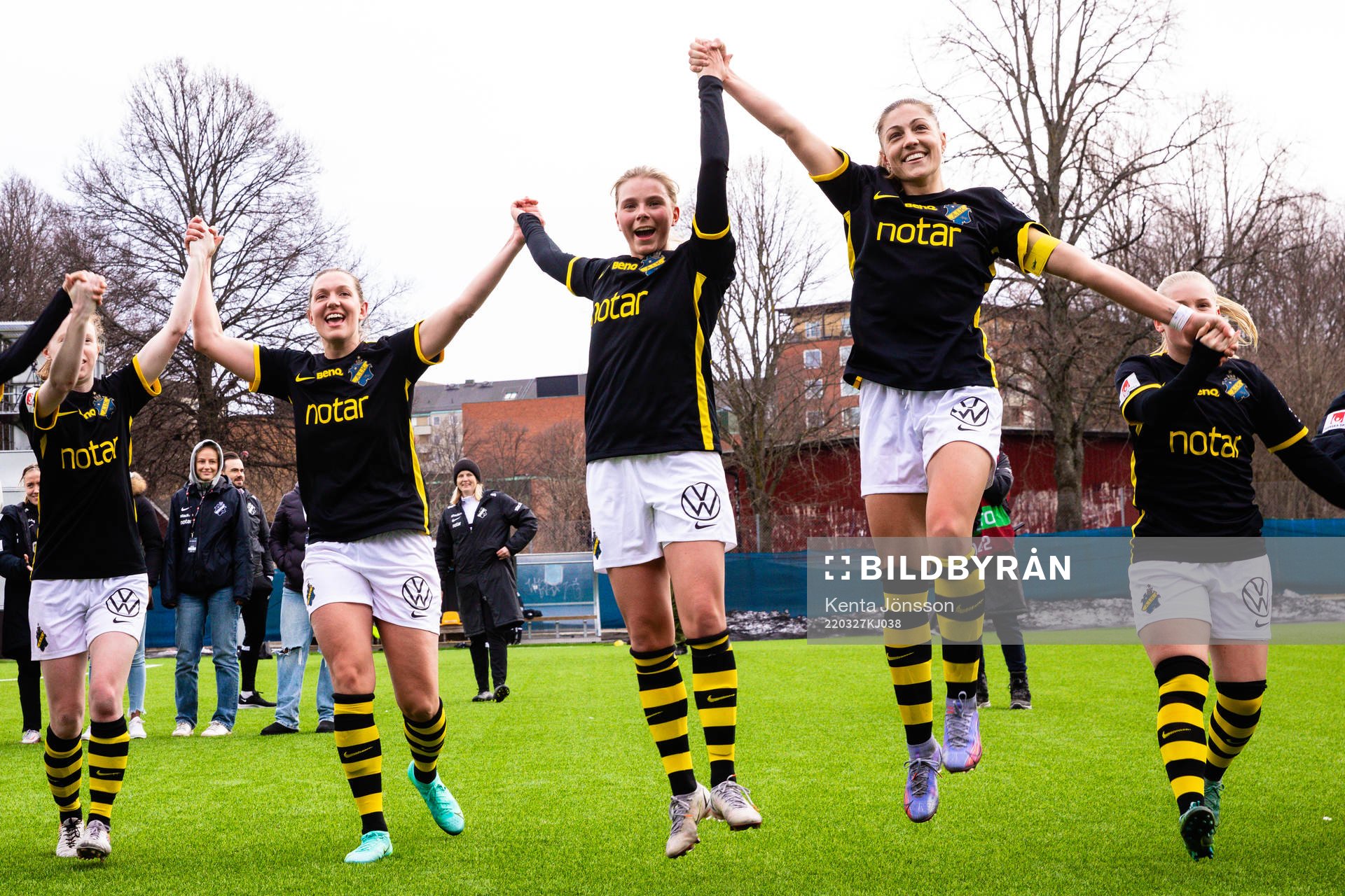 s Jennie Nordin, Emma Kimell och Hannah Davison jublar