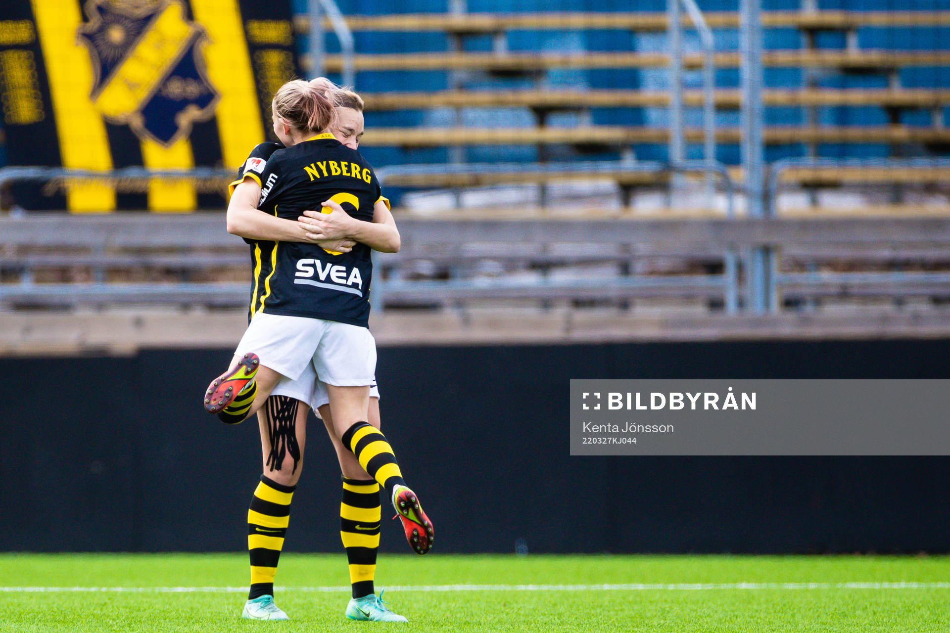 s Jenny Danielsson jublar med Agnes Nyberg