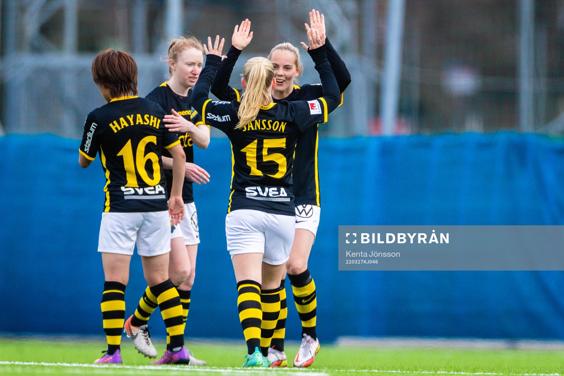 AIK:s Honoka Hayashi, Caroline Murray, Emelie Jansson och Agnes Nyberg jublar efter fotbollsmatchen i Damallsvenskan mellan AIK och Örebro den 27 mars 2022 i Stockholm.