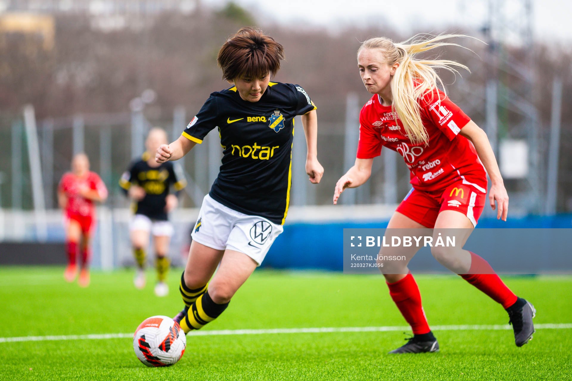 s Honoka Hayashi och Örebros Michaela Kovacs