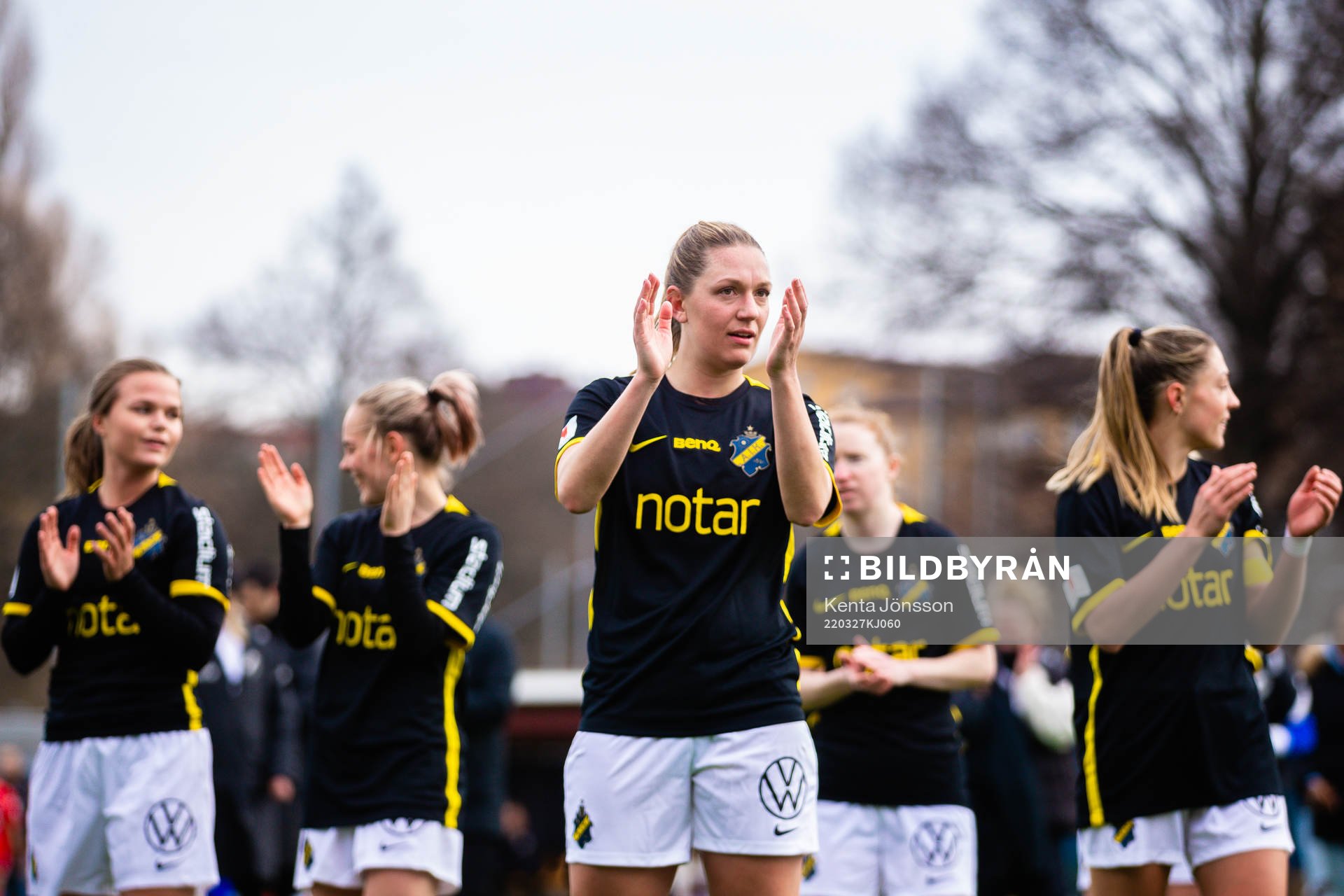AIK:s Jennie Nordin jublar efter fotbollsmatchen i Damallsvenskan mellan AIK och Örebro den 27 mars 2022 i Stockholm. 