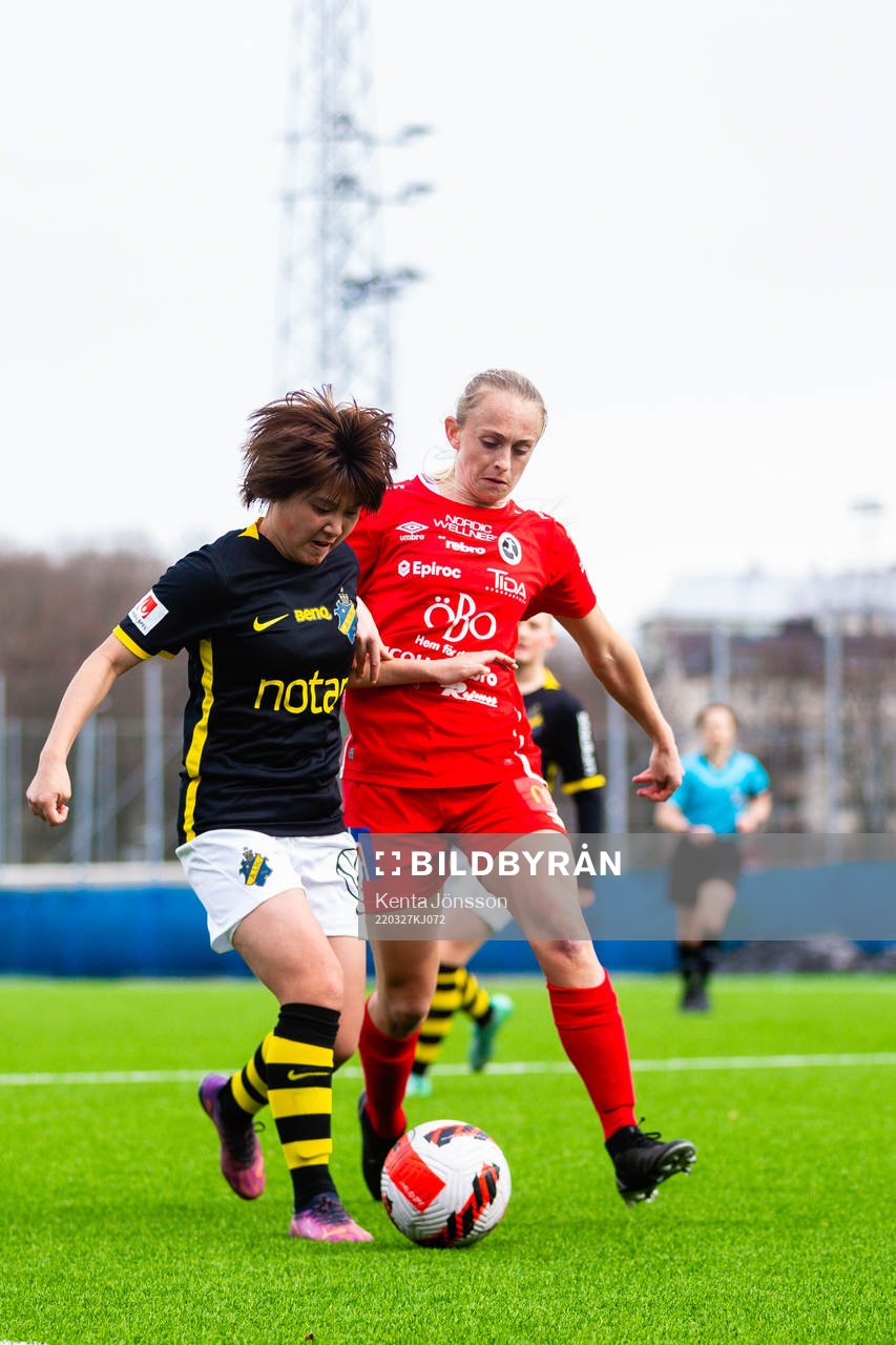 s Honoka Hayashi och Örebros Michaela Kovacs