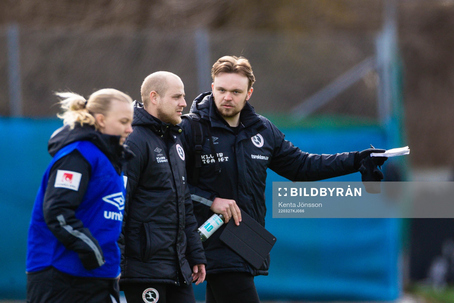 Örebros tränare Rickard Johansson och assisterande tränare Daniel Angergård under fotbollsmatchen i Damallsvenskan mellan AIK och Örebro den 27 mars 2022 i Stockholm.