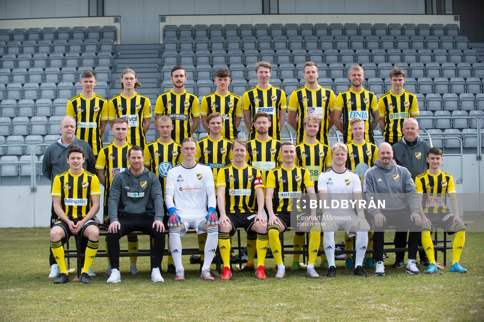 FK Hässleholms A-trupp, lagbild, Främre raden fr-v-: Isak Orajärvi, Johan Persson (tränare), Carl Lundahl Persson, Robin Strömberg (lagkapten), Danny Gunnarsson (assisterande lagkapten), Jacob Holmberg, Anders Swahn (assisterande tränare), Armin Culum.