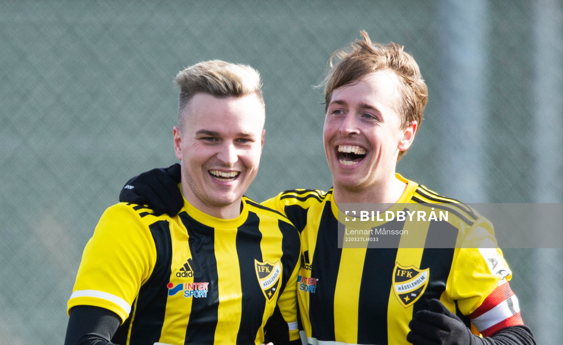 FK Hässleholms veteraner Danny Gunnarsson och Robin Strömberg firar Dannys mål i träningsmatchen mellan IFK Hässleholm och Eslövs BK i Hässleholm 27 mars 2022.