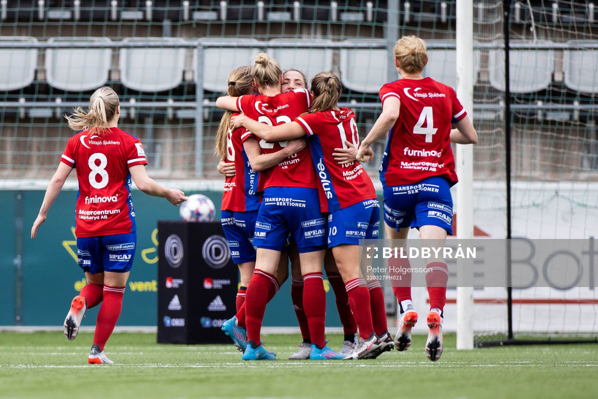 Vittsjös Linda Sällström jublar med lagkamrater