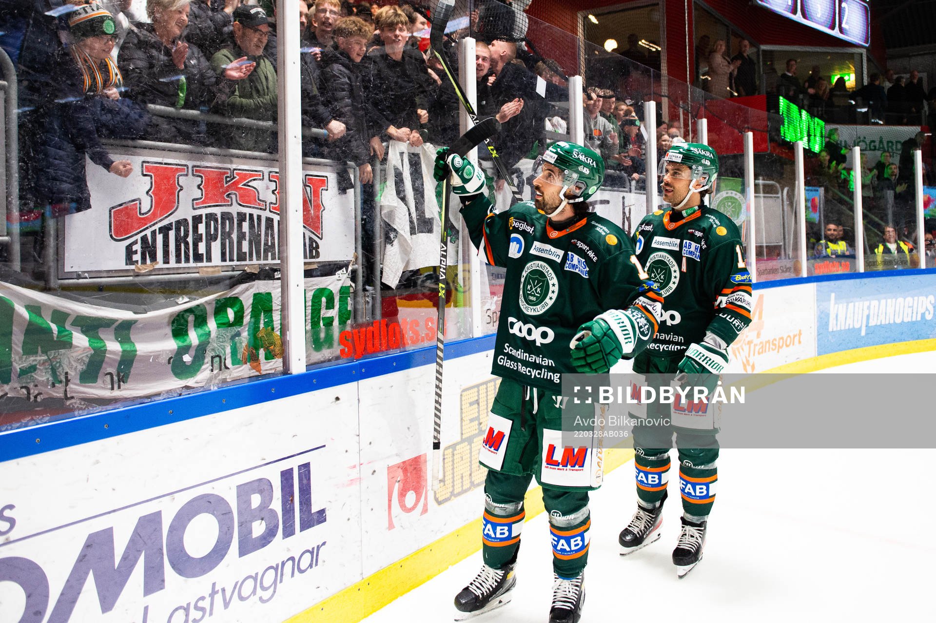 Kristianstads Kristoff Kontos och Trevor Cheek jublar