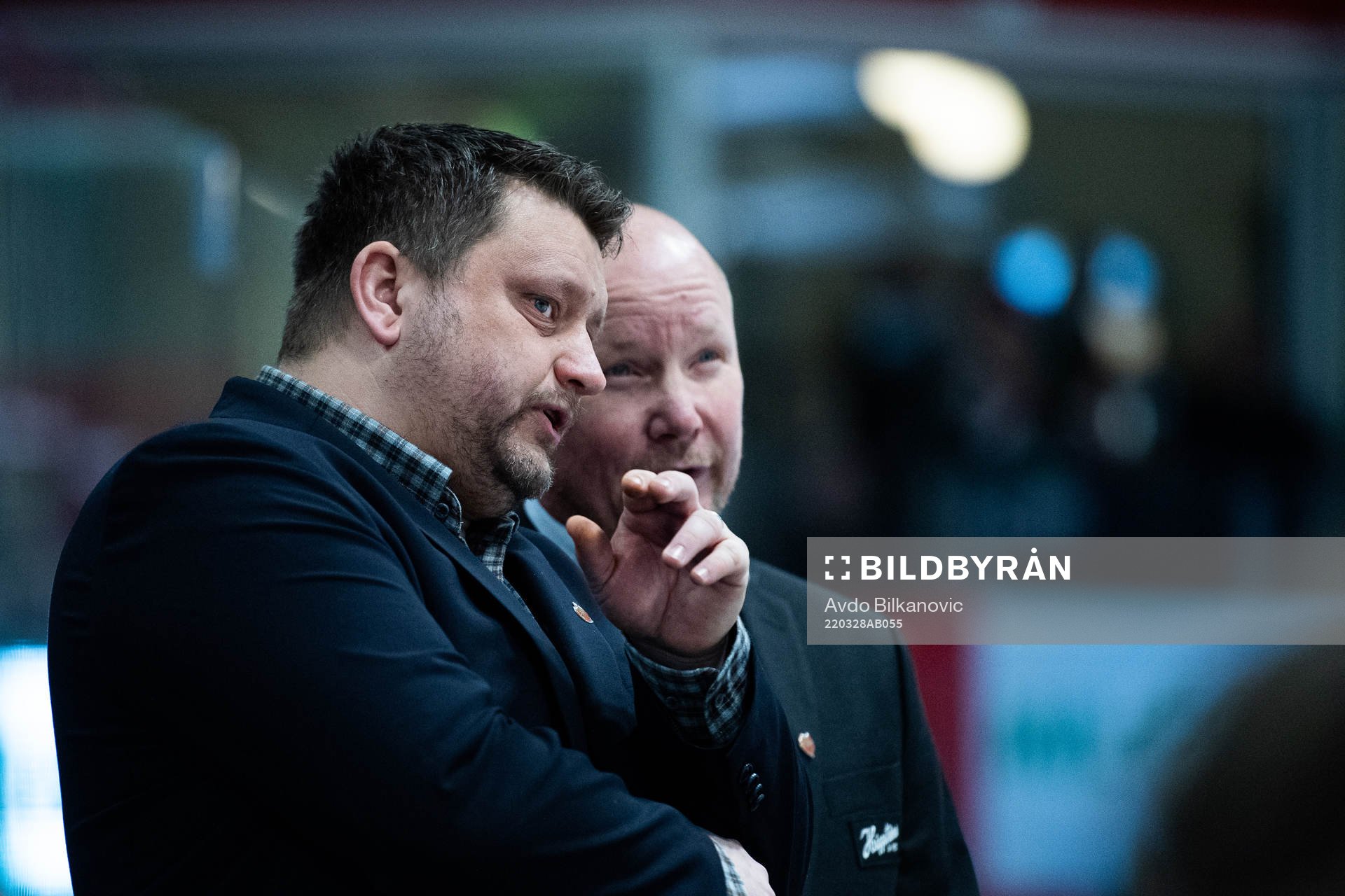 Modos tränare Mattias Karlin och assisterande tränare