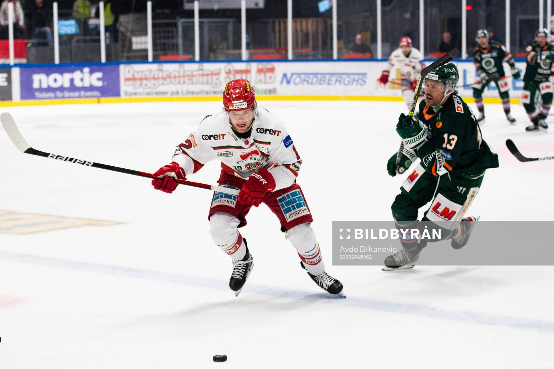 Kristianstads Trevor Cheek jagar Modos Oscar Pettersson