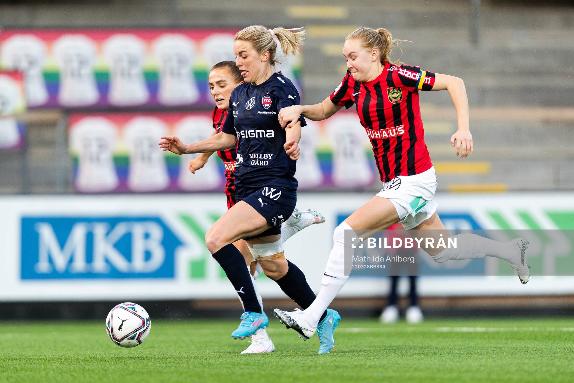 Brommapojkarnas Filippa Wallén och Wilma Wärulf i en kamp mot Rosengårds Mimmi Larsson under fotbollsmatchen i Damallsvenskan mellan FC Rosengård och Brommapojkarna den 28 mars 2022 i Malmö.