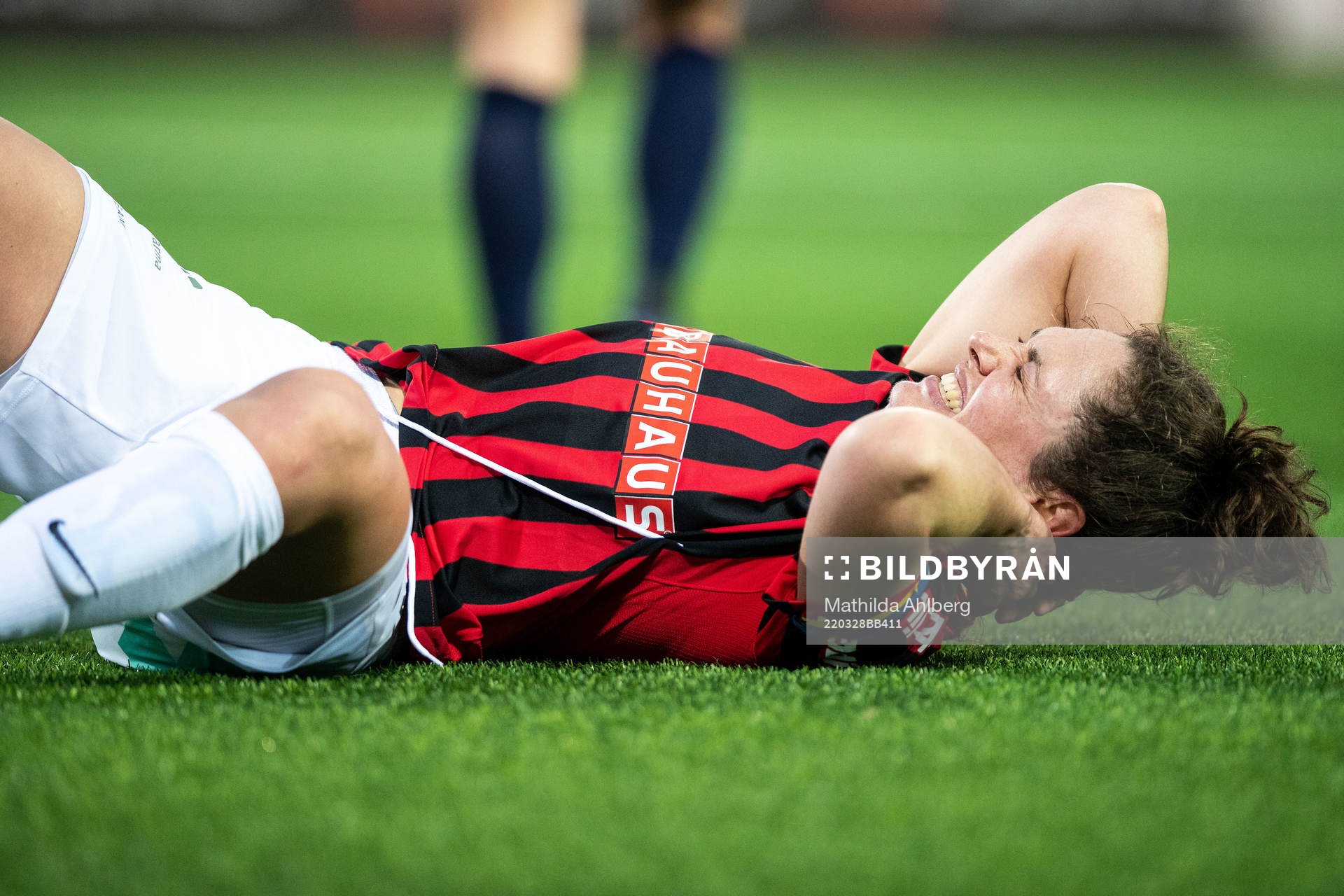 Brommapojkarnas Shannon Woeller har ont under fotbollsmatchen i Damallsvenskan mellan FC Rosengård och Brommapojkarna den 28 mars 2022 i Malmö.
