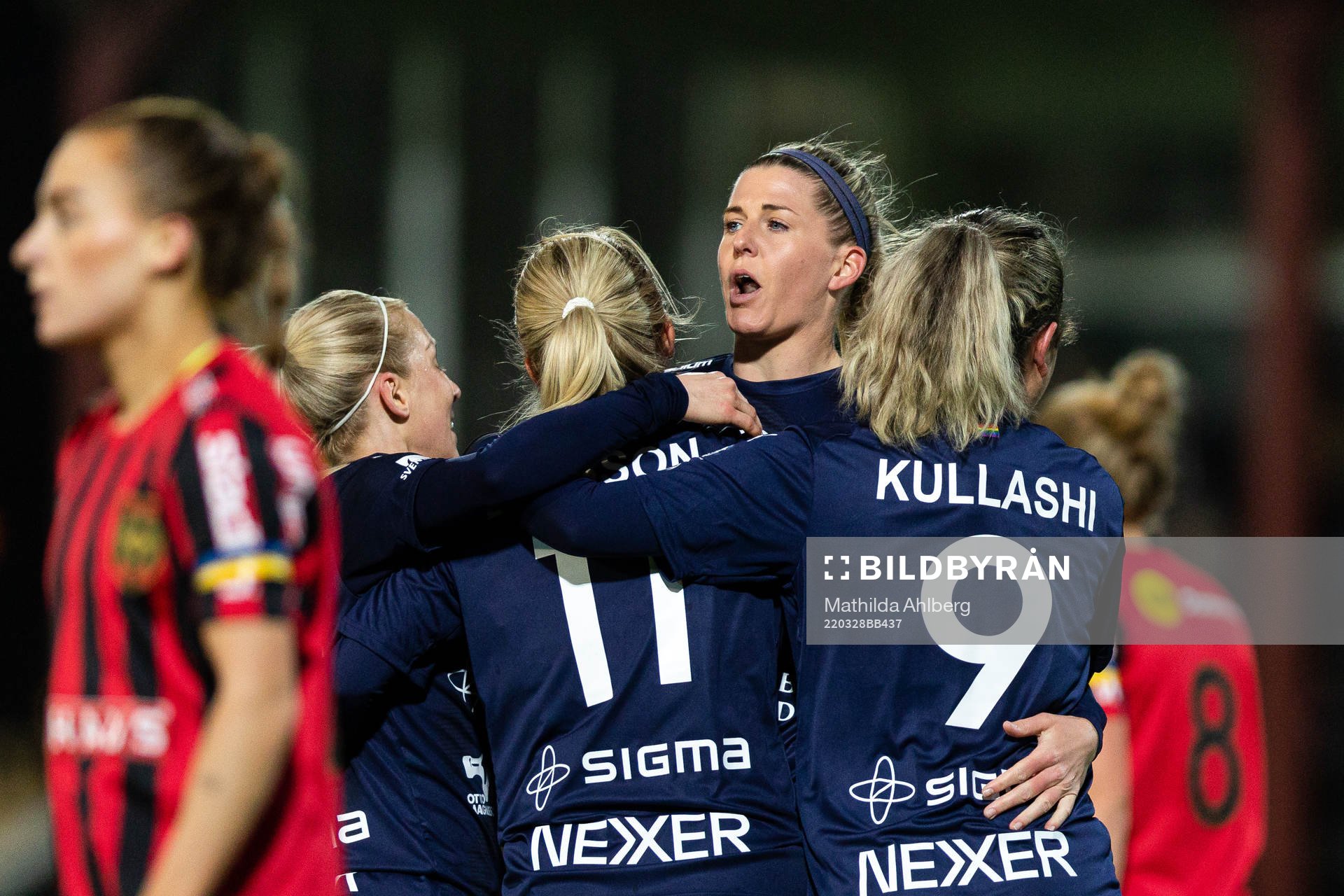 Rosengårds Olivia Schough jublar med Mimmi Larsson efter 2-0 under fotbollsmatchen i Damallsvenskan mellan FC Rosengård och Brommapojkarna den 28 mars 2022 i Malmö.