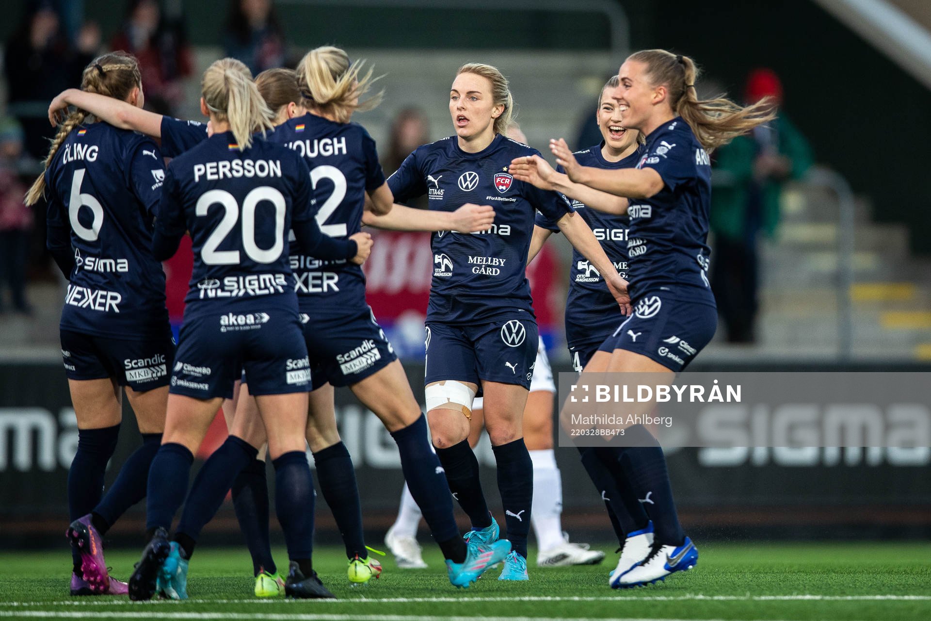 Rosengårds Mimmi Larsson och Charlotte Grant jublar med