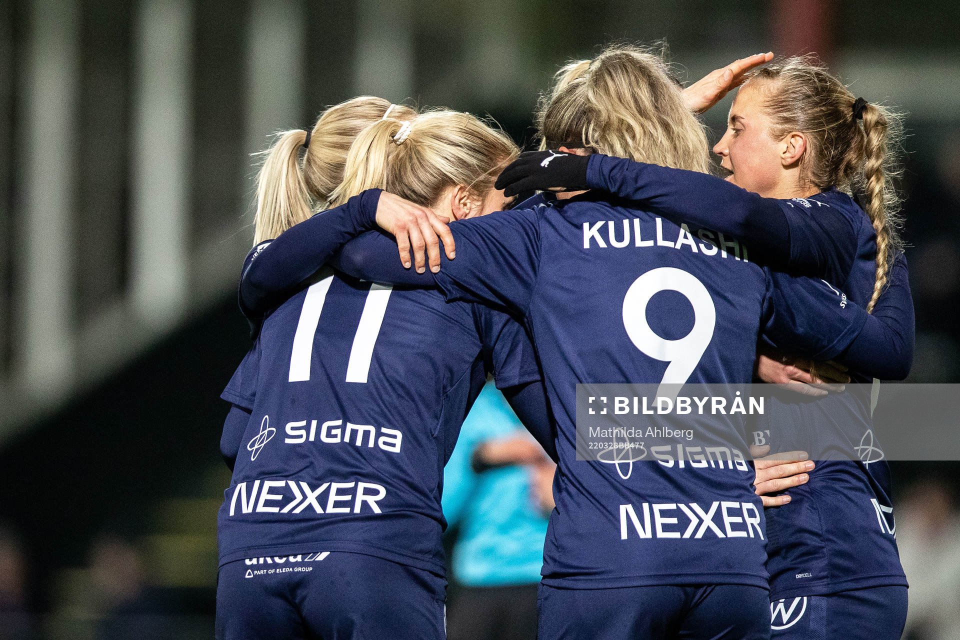 Rosengårds Mimmi Larsson jublar med lagkamrater