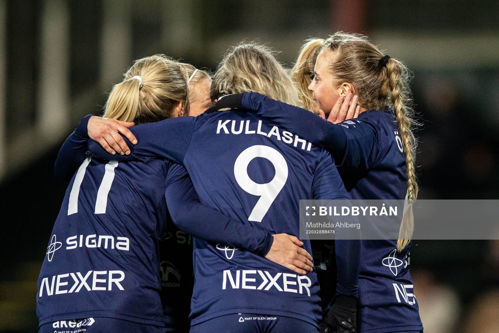 Rosengårds Mimmi Larsson jublar med lagkamrater