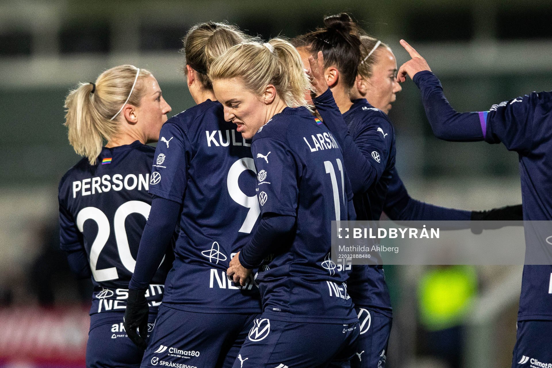 Rosengårds Mimmi Larsson jublar med lagkamrater efter 2-0 under fotbollsmatchen i Damallsvenskan mellan FC Rosengård och Brommapojkarna den 28 mars 2022 i Malmö.