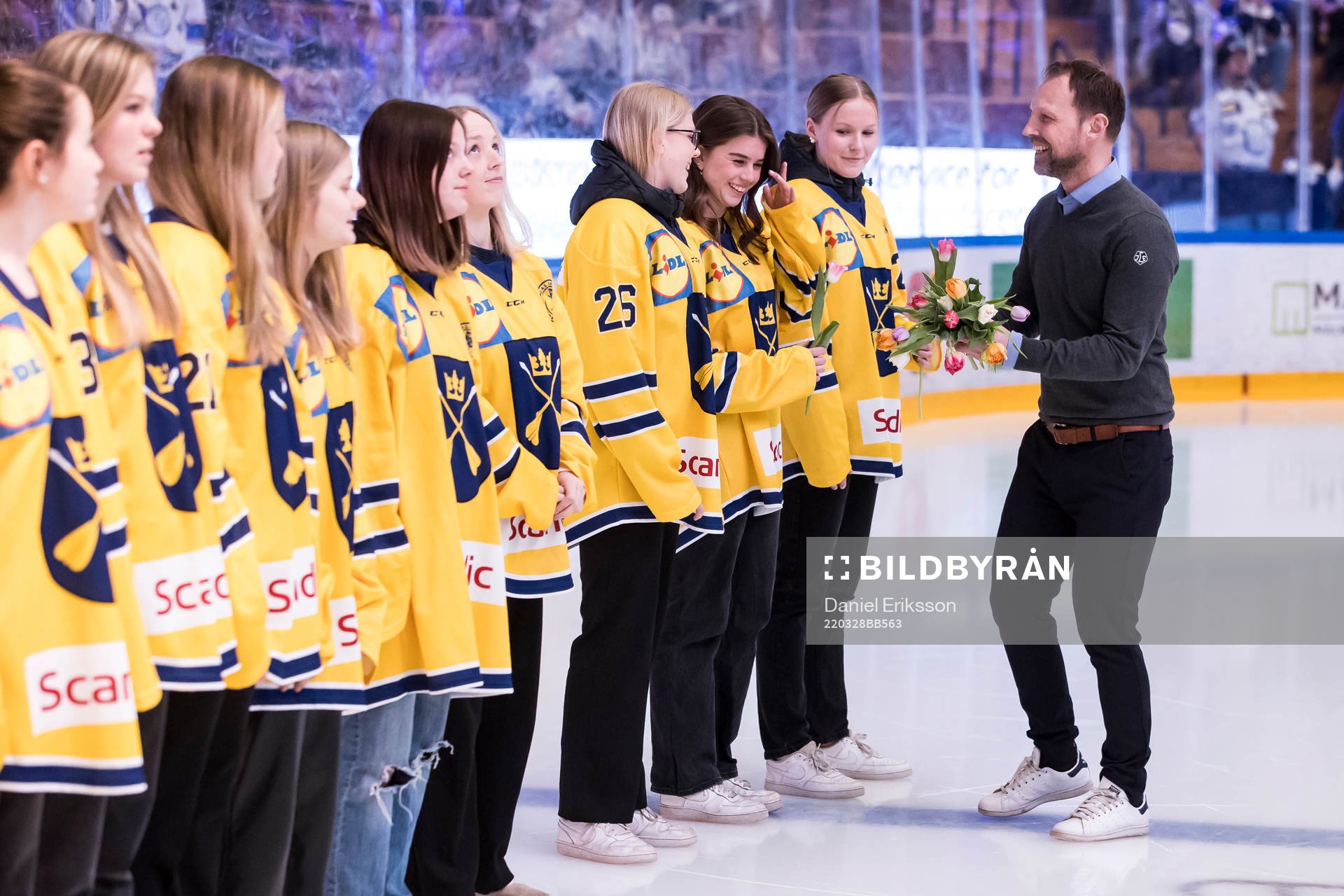 Leksands VD Andreas Hedbom delar ut blommor till Dalarnas