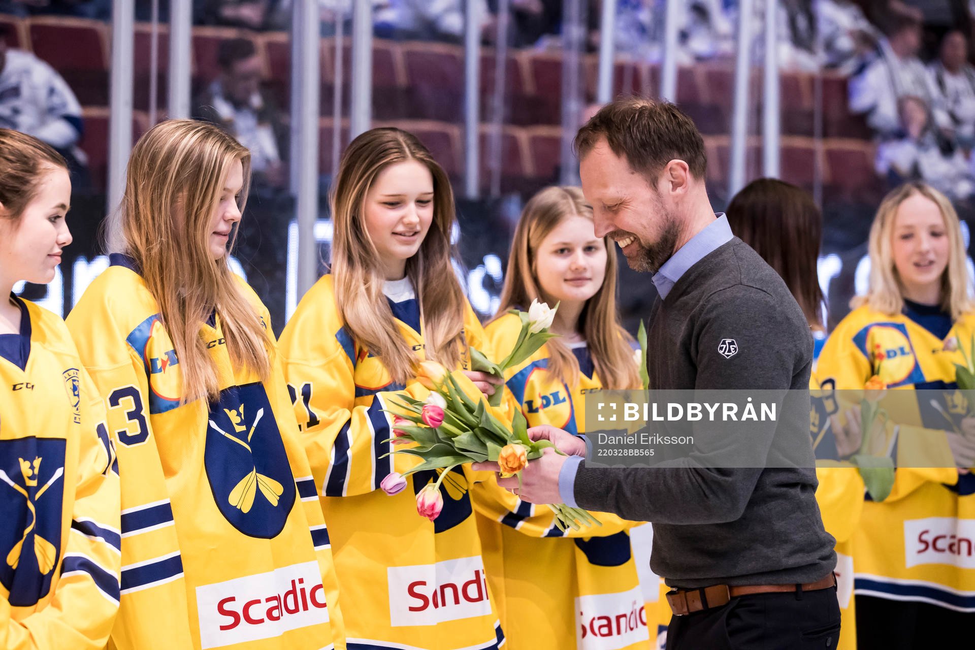Leksands VD Andreas Hedbom delar ut blommor till Dalarnas