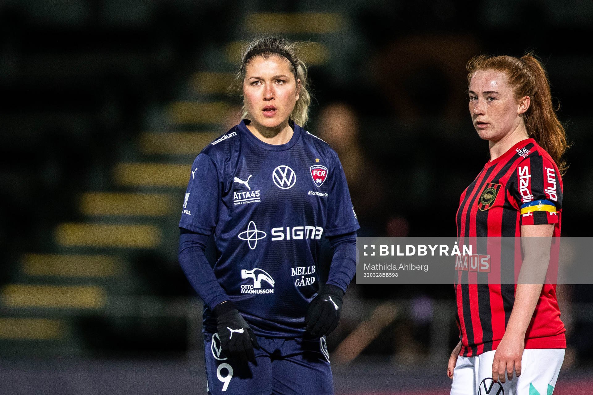 Rosengårds Loreta Kullashi och Brommapojkarnas Ella Reidy under fotbollsmatchen i Damallsvenskan mellan FC Rosengård och Brommapojkarna den 28 mars 2022 i Malmö.