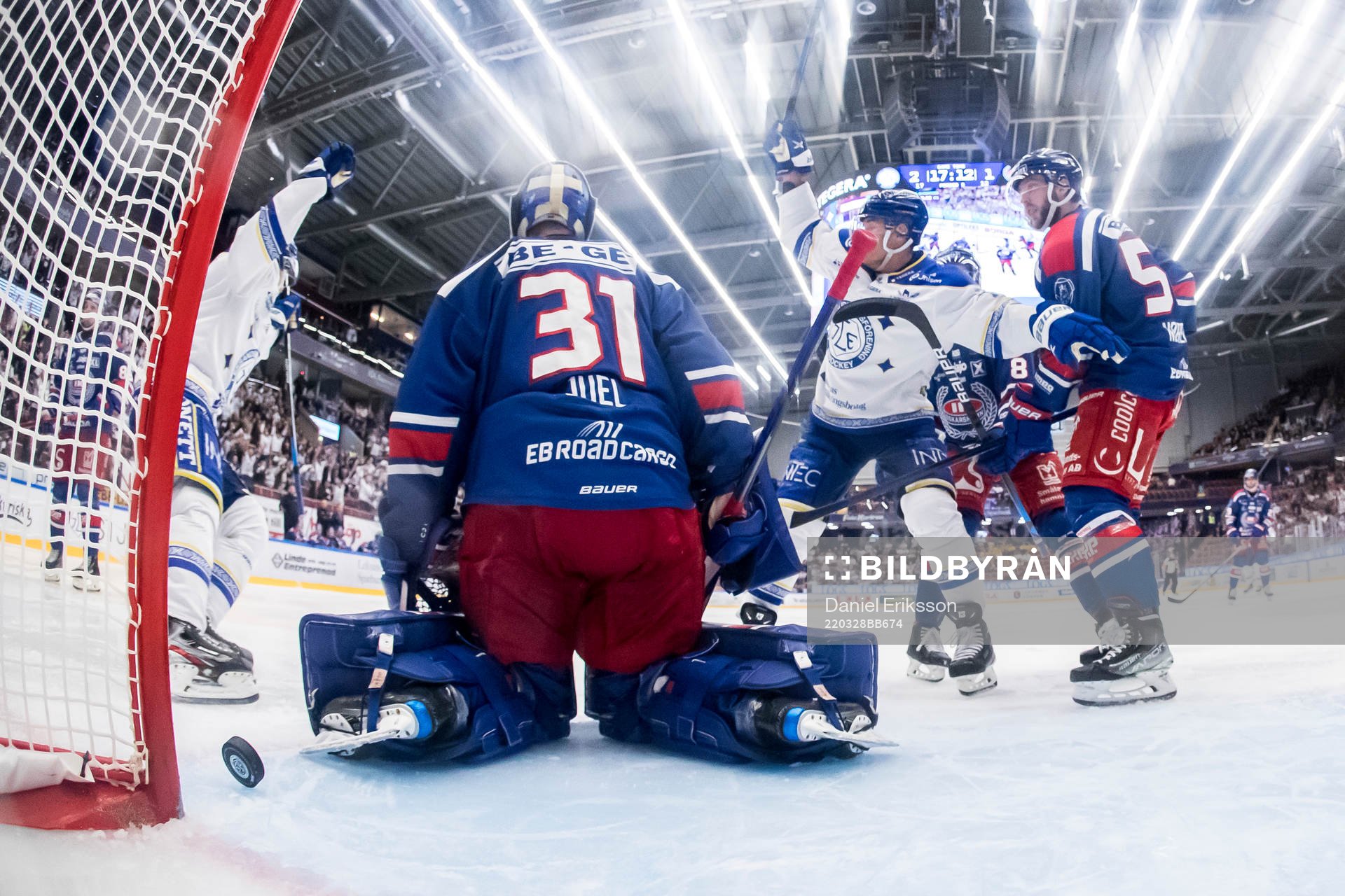 Leksands Oskar Lang och Jon Knuts jublar  framför