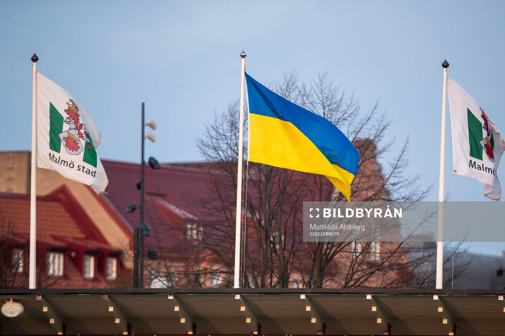 Flagga med Malmö stads logga och Ukrainas flagga under fotbollsmatchen i Damallsvenskan mellan FC Rosengård och Brommapojkarna den 28 mars 2022 i Malmö.