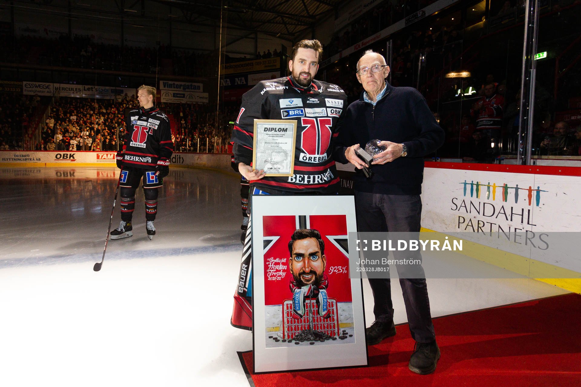 Leif Honken Holmqvist delar ut Honken trophy till Örebros
