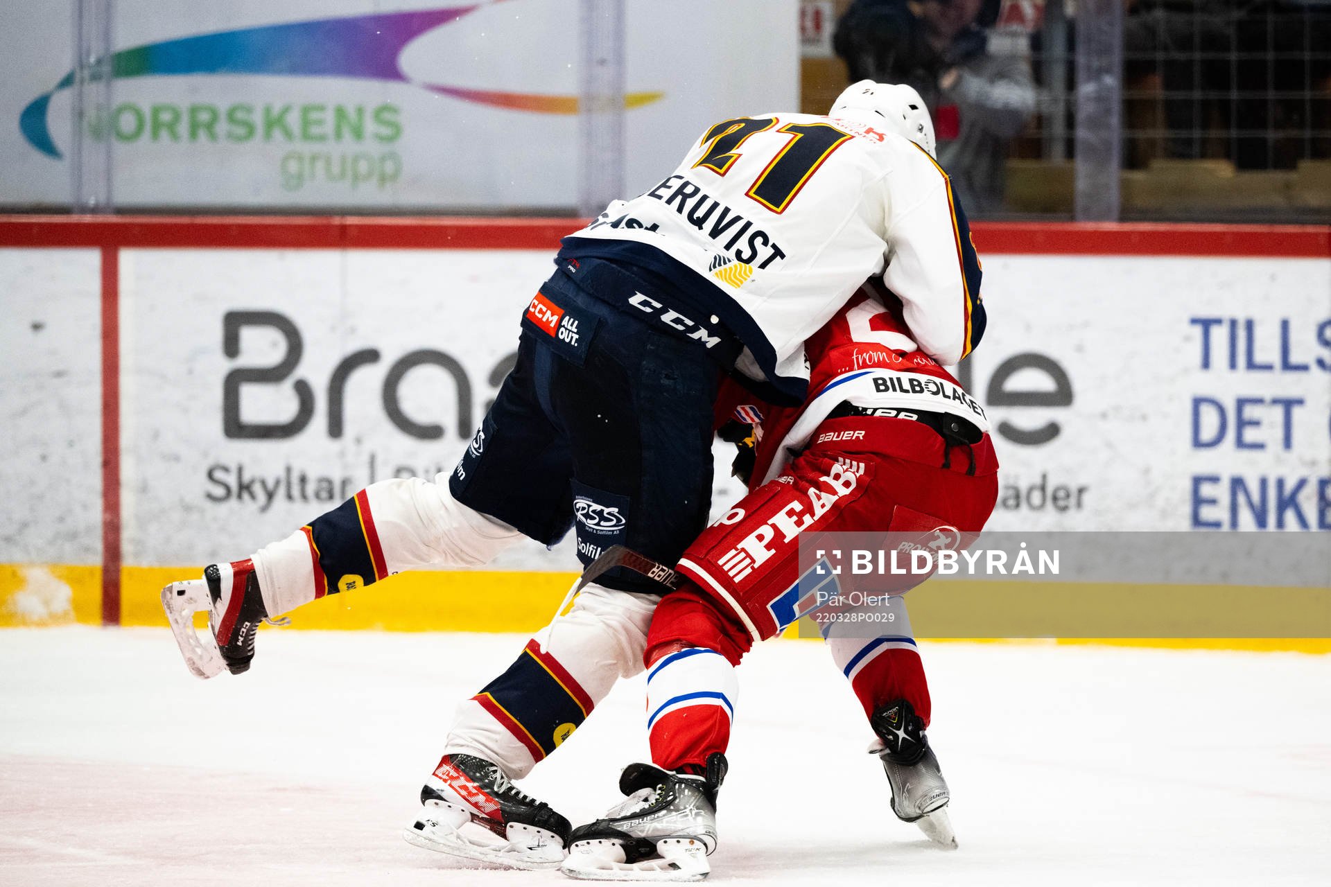 Djurgårdens Filip Cederqvist och Timrås Joey LaLeggia