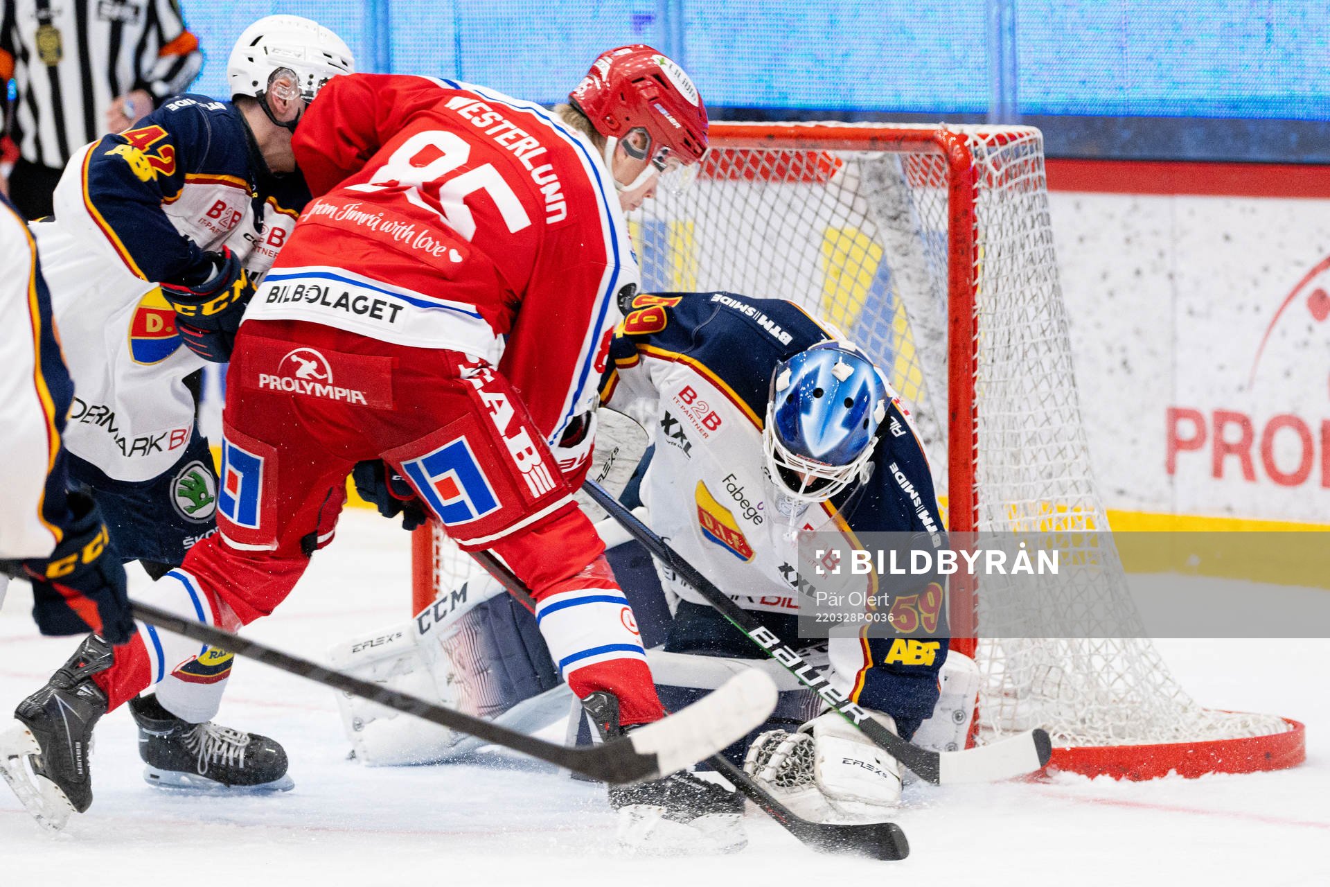 Timrås Filip Westerlund och Djurgårdens målvakt Mantas